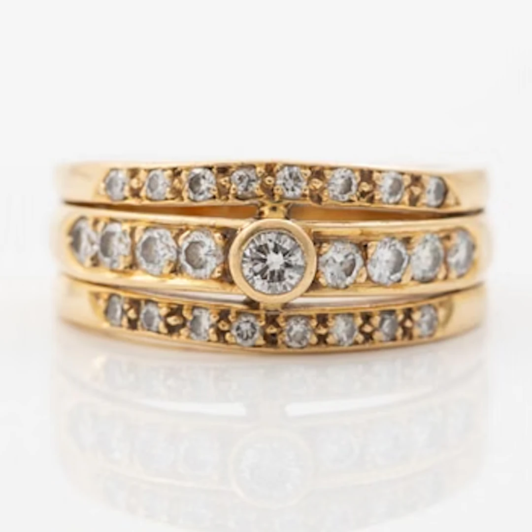 18K gold ring set with round brilliant-cut diamonds.