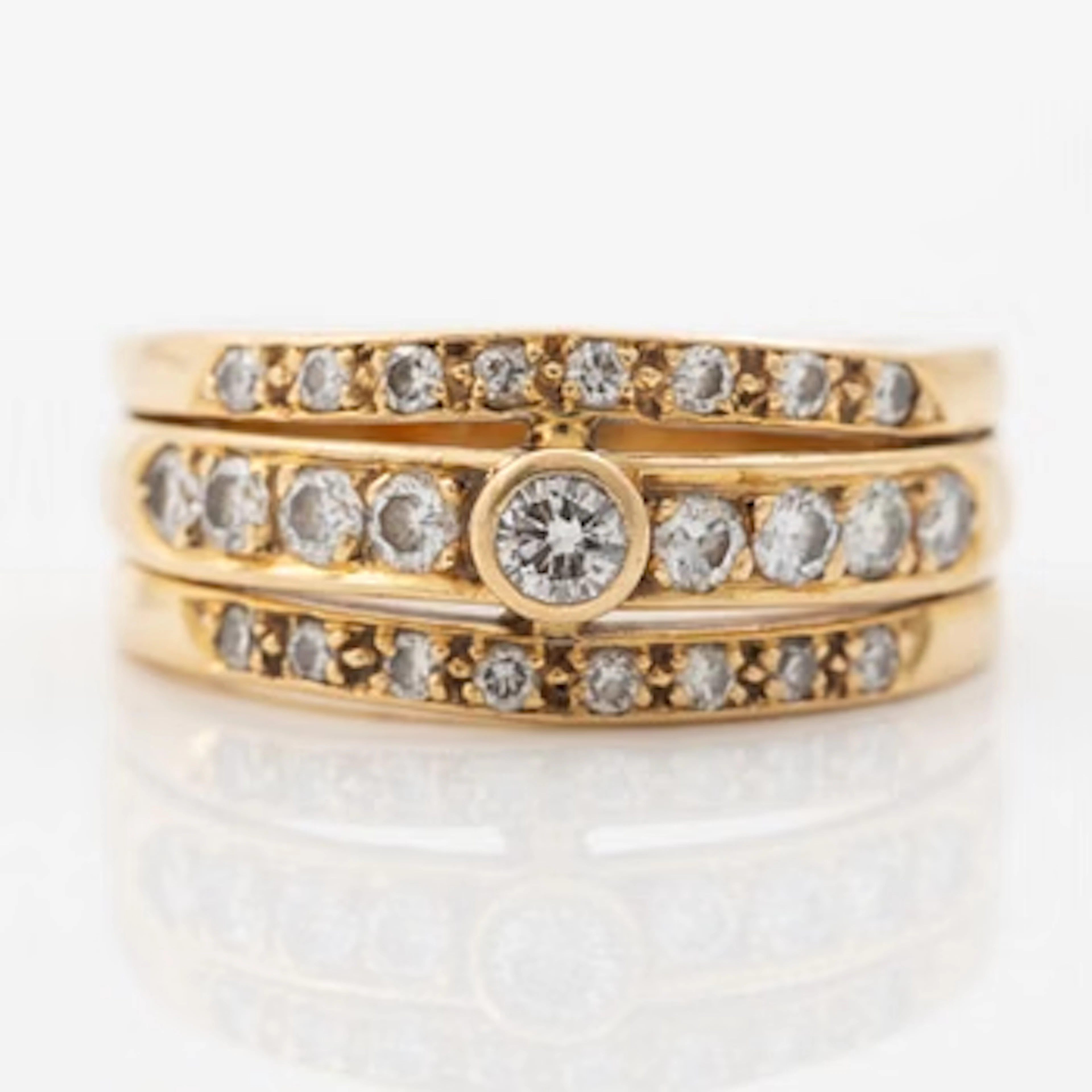 18K gold ring set with round brilliant-cut diamonds.