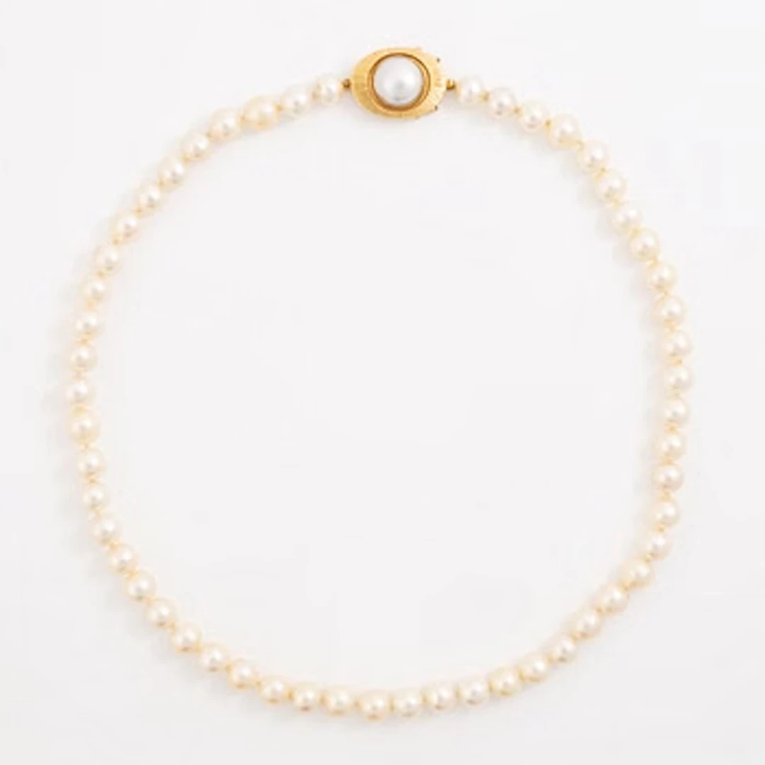 Necklace of cultured pearls with a cultured mabé pearl clasp in 18K gold.
