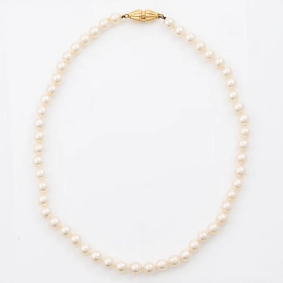 Pearl necklace, cultured pearls, clasp in 18K gold.