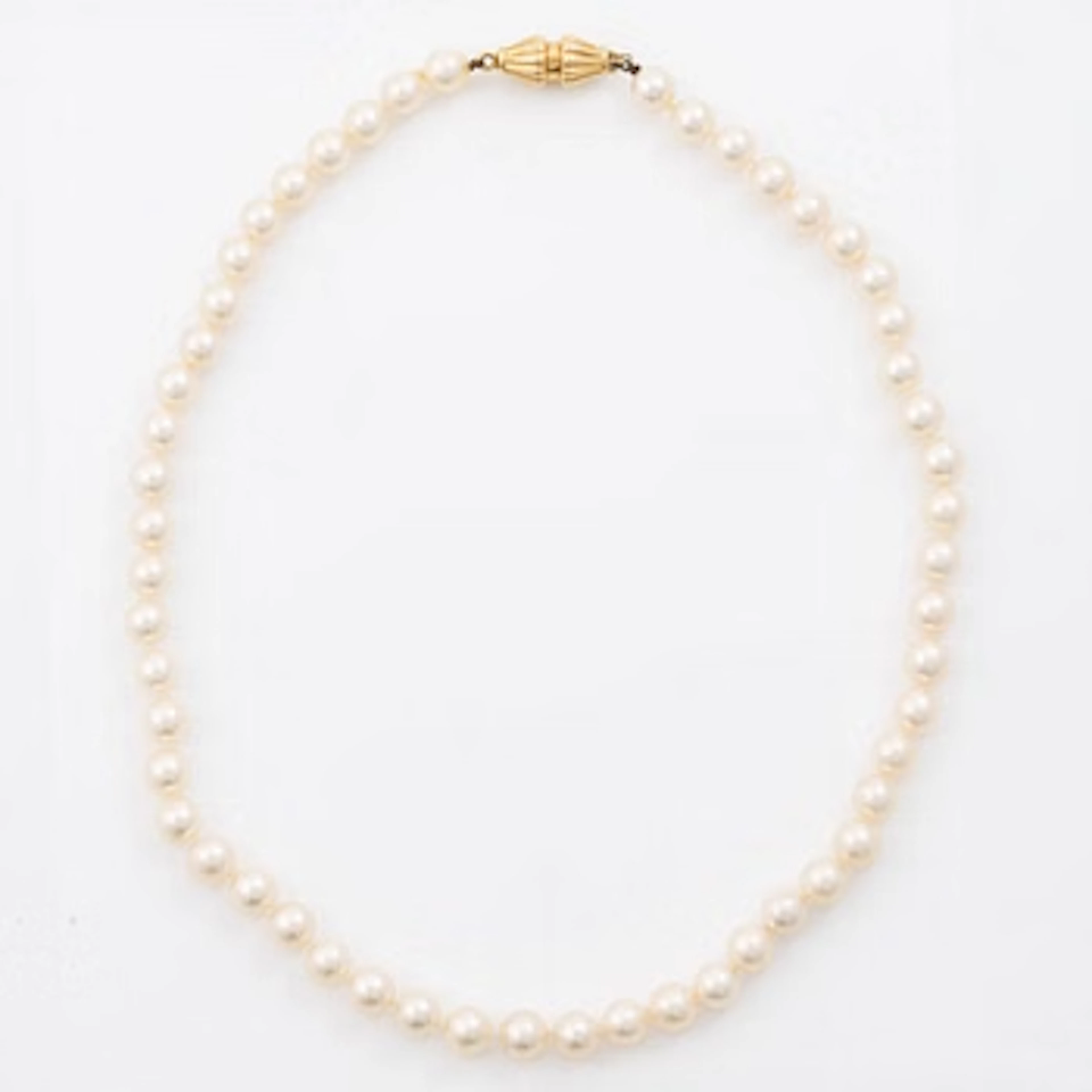 Pearl necklace, cultured pearls, clasp in 18K gold.