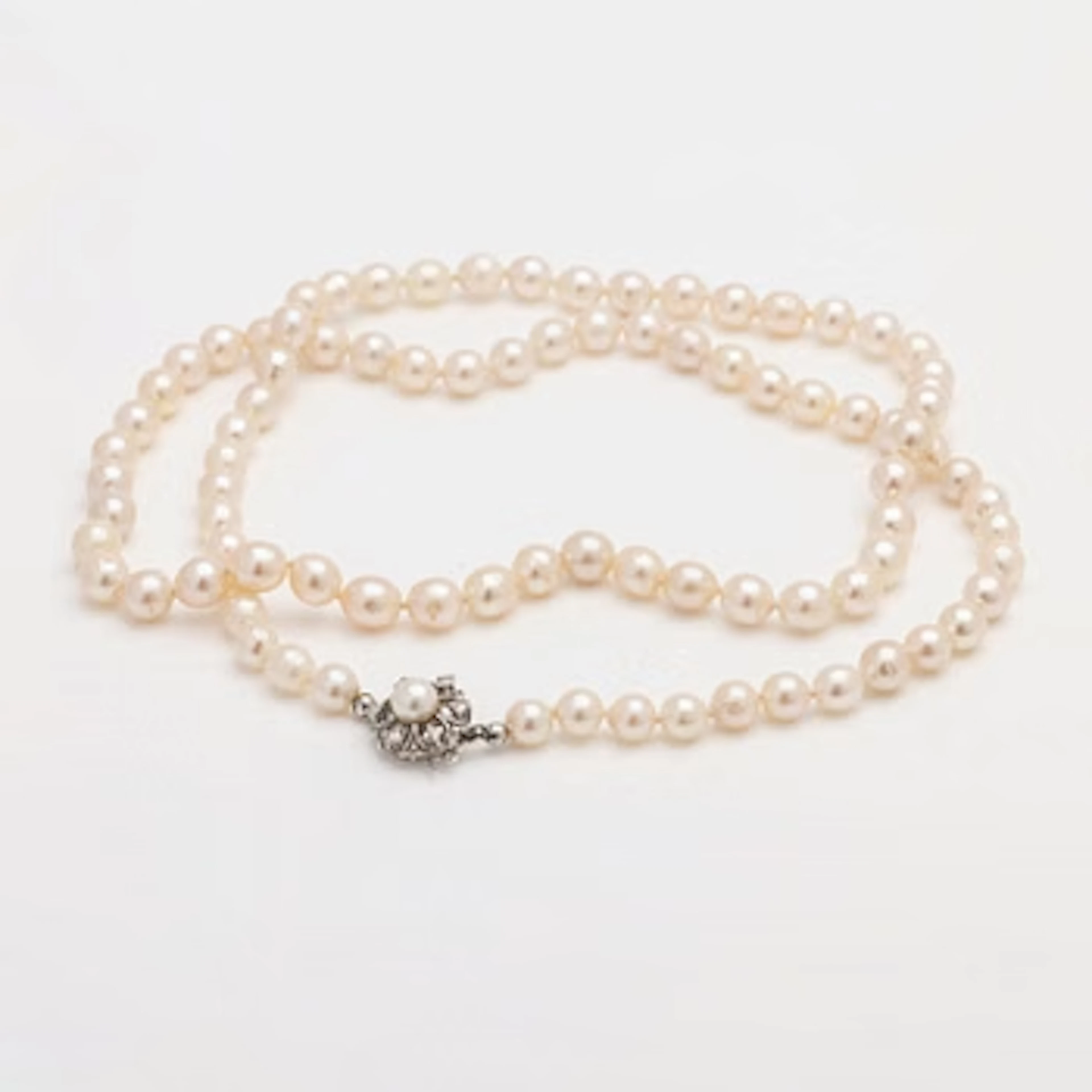 Necklace of cultured pearls, clasp of 18K white gold with diamonds.
