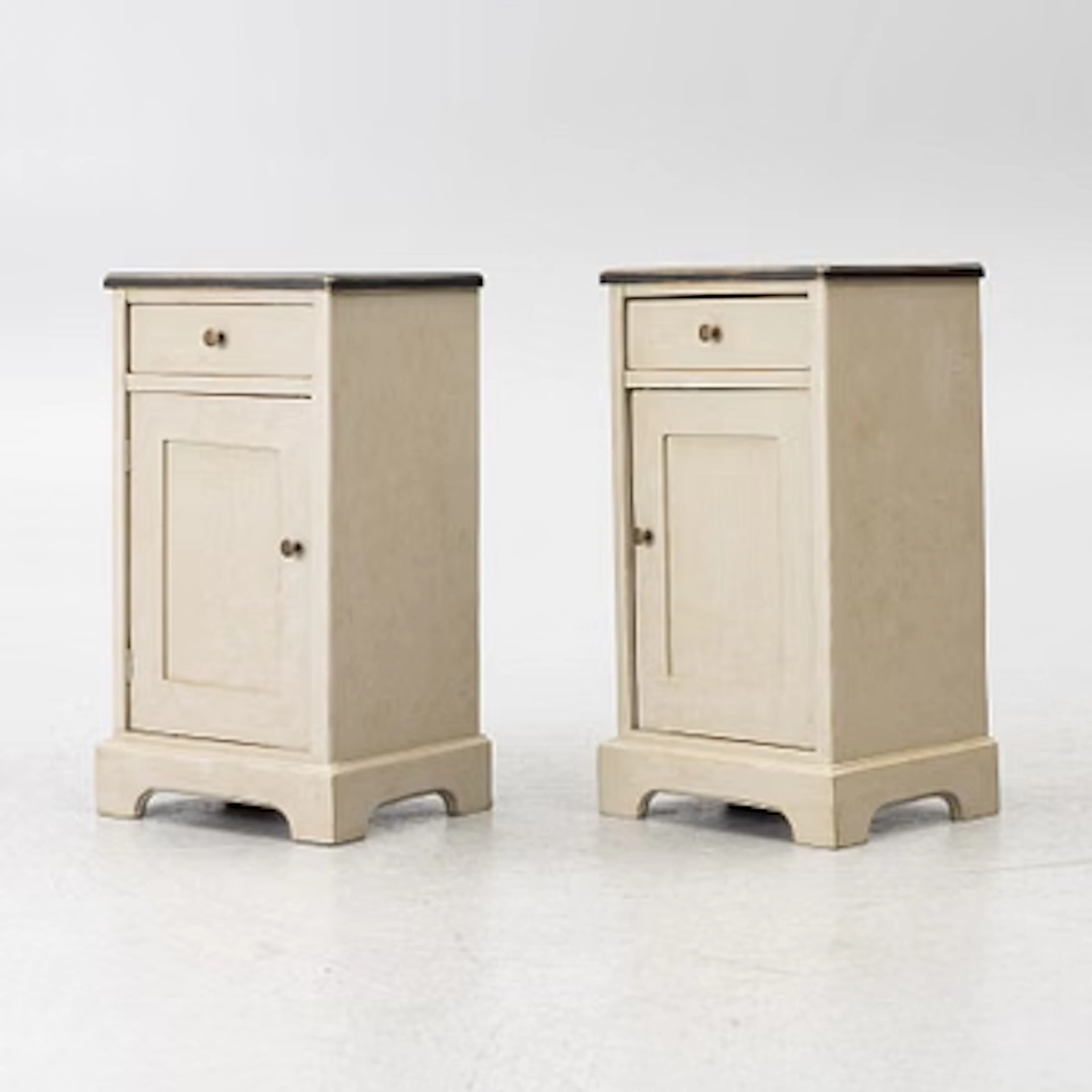 Bedside tables, a pair. Contemporary manufacture.