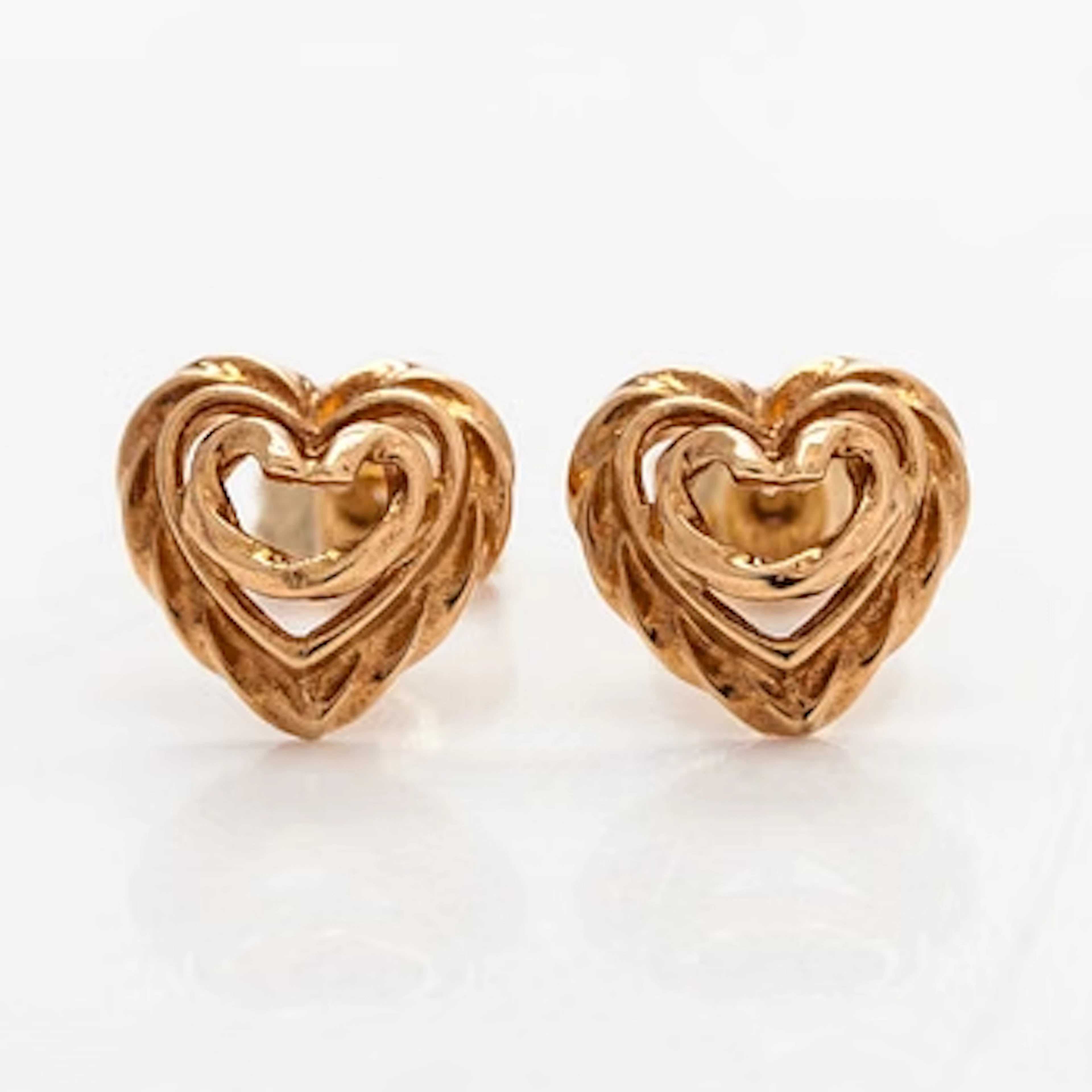 Kalevala Koru, earrings, “Talon sydän”, 14K gold.