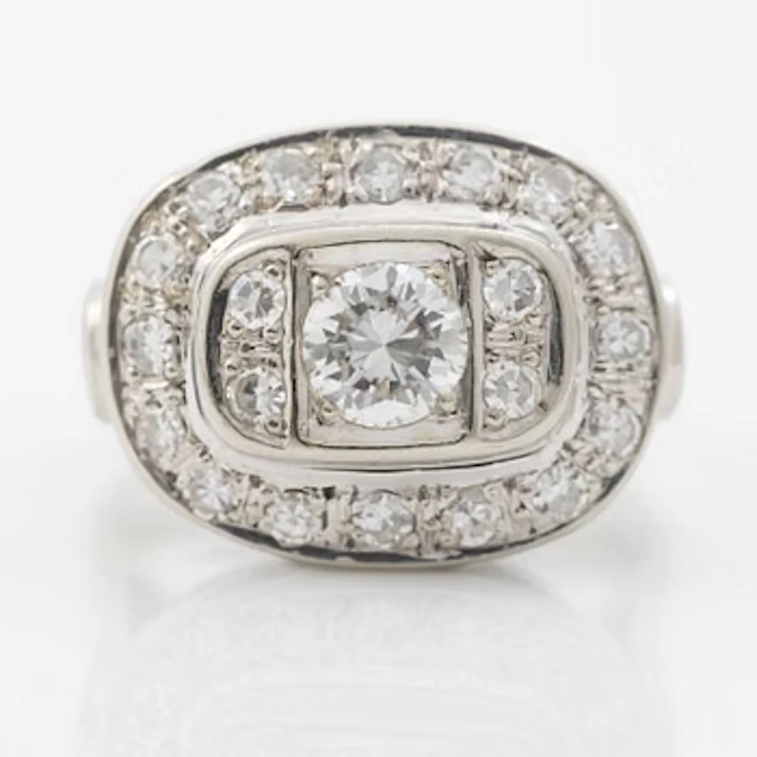 Oval-shaped 18K white gold ring with a brilliant-cut diamond and octagonal-cut