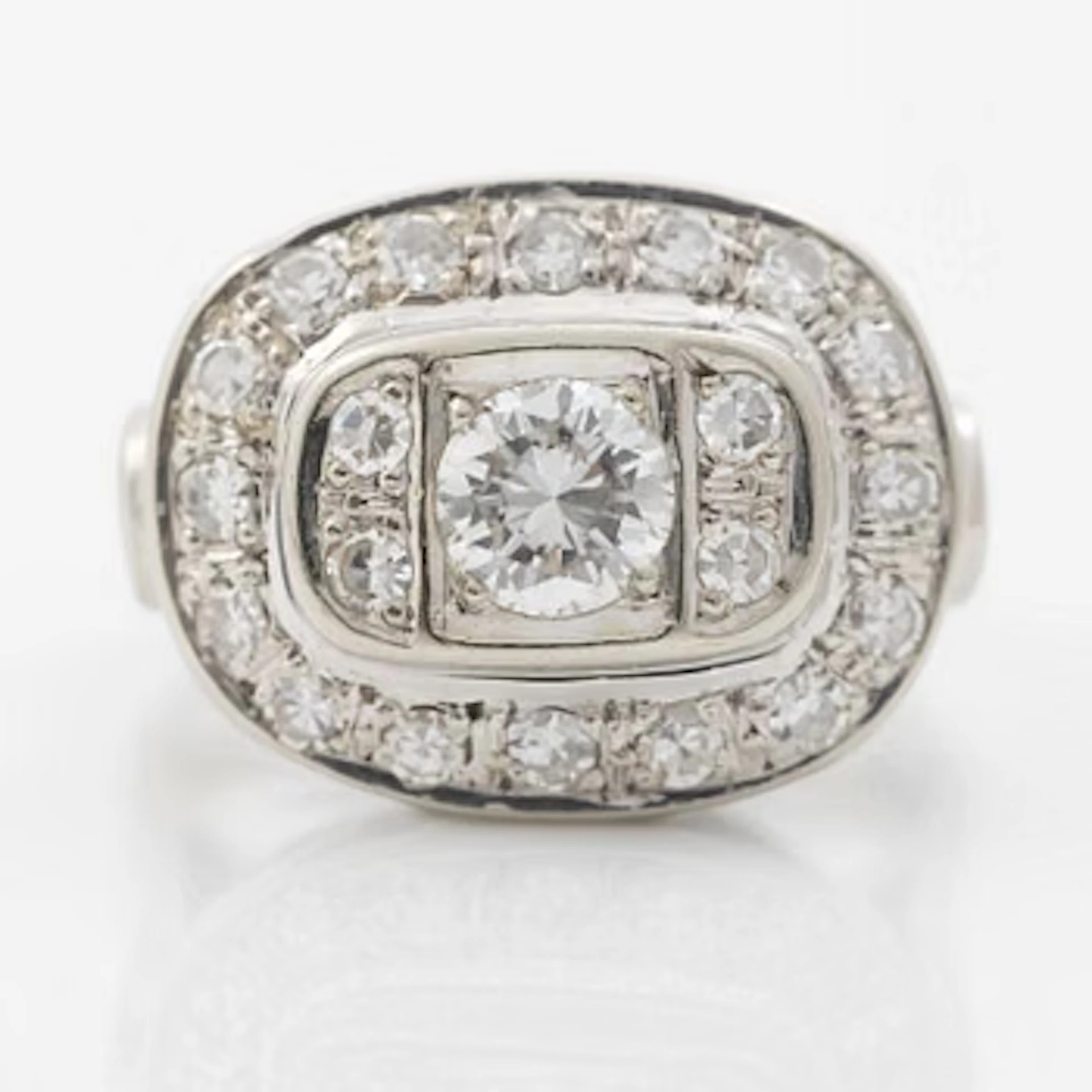 Oval-shaped 18K white gold ring with a brilliant-cut diamond and octagonal-cut