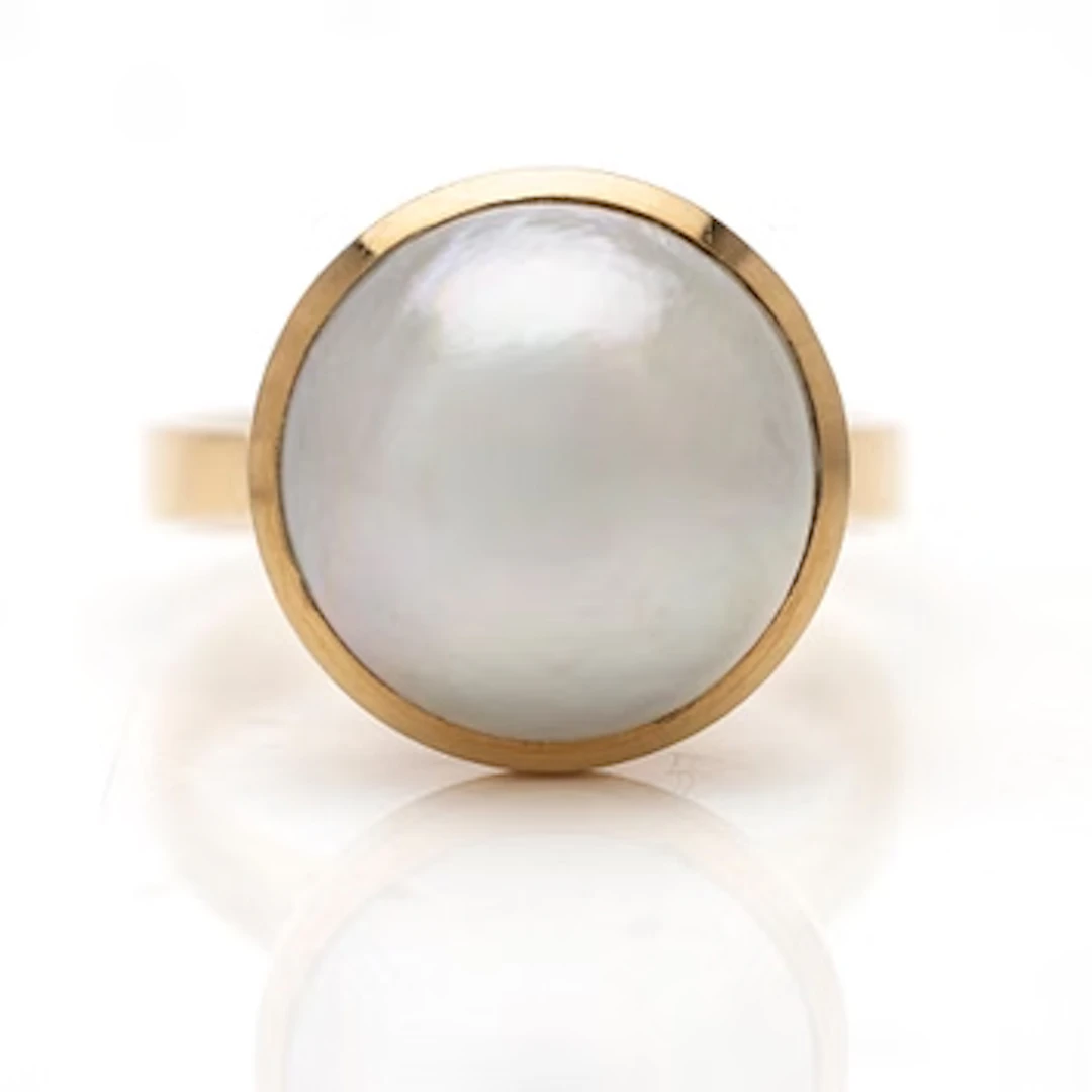 18K gold ring with a mabé pearl.