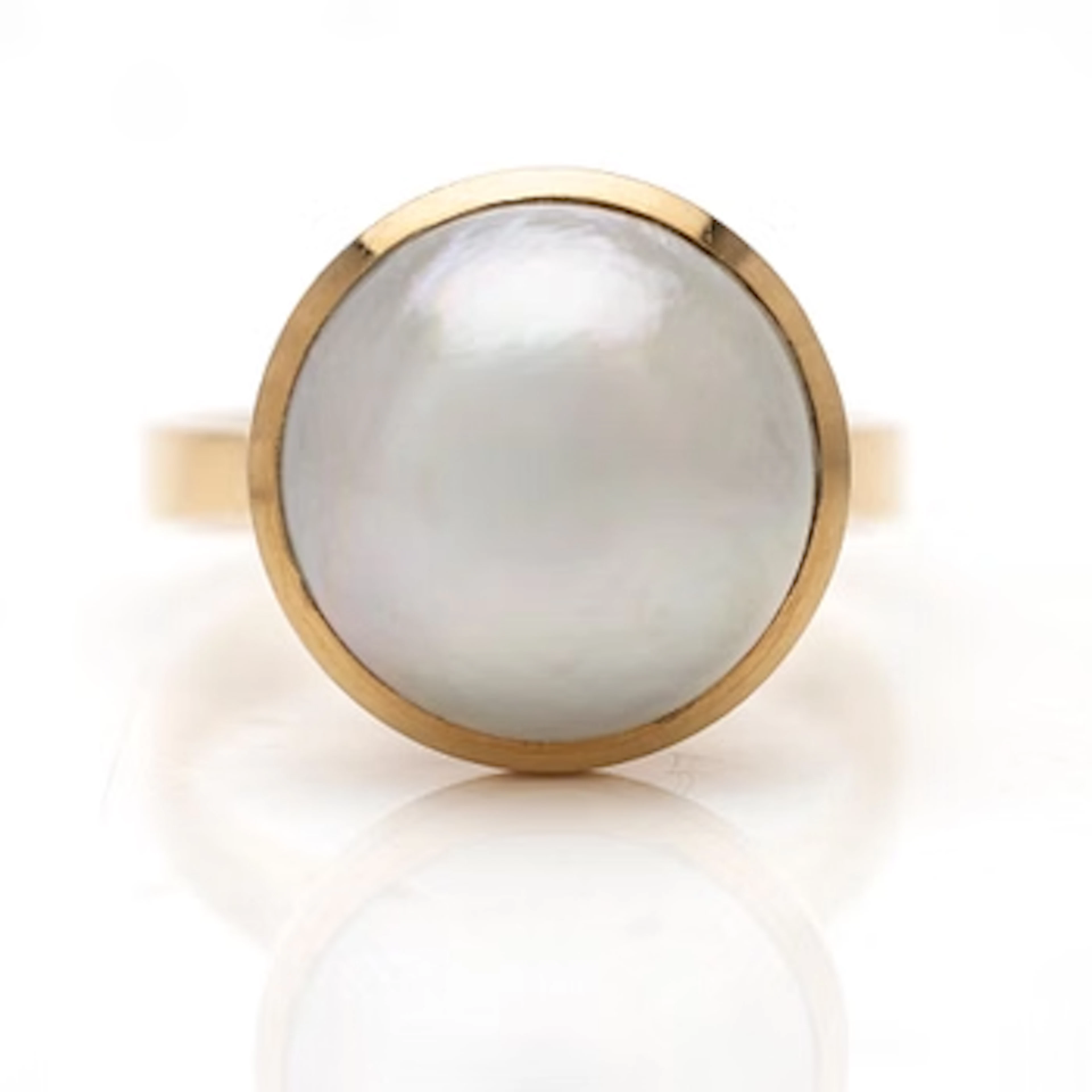 18K gold ring with a mabé pearl.