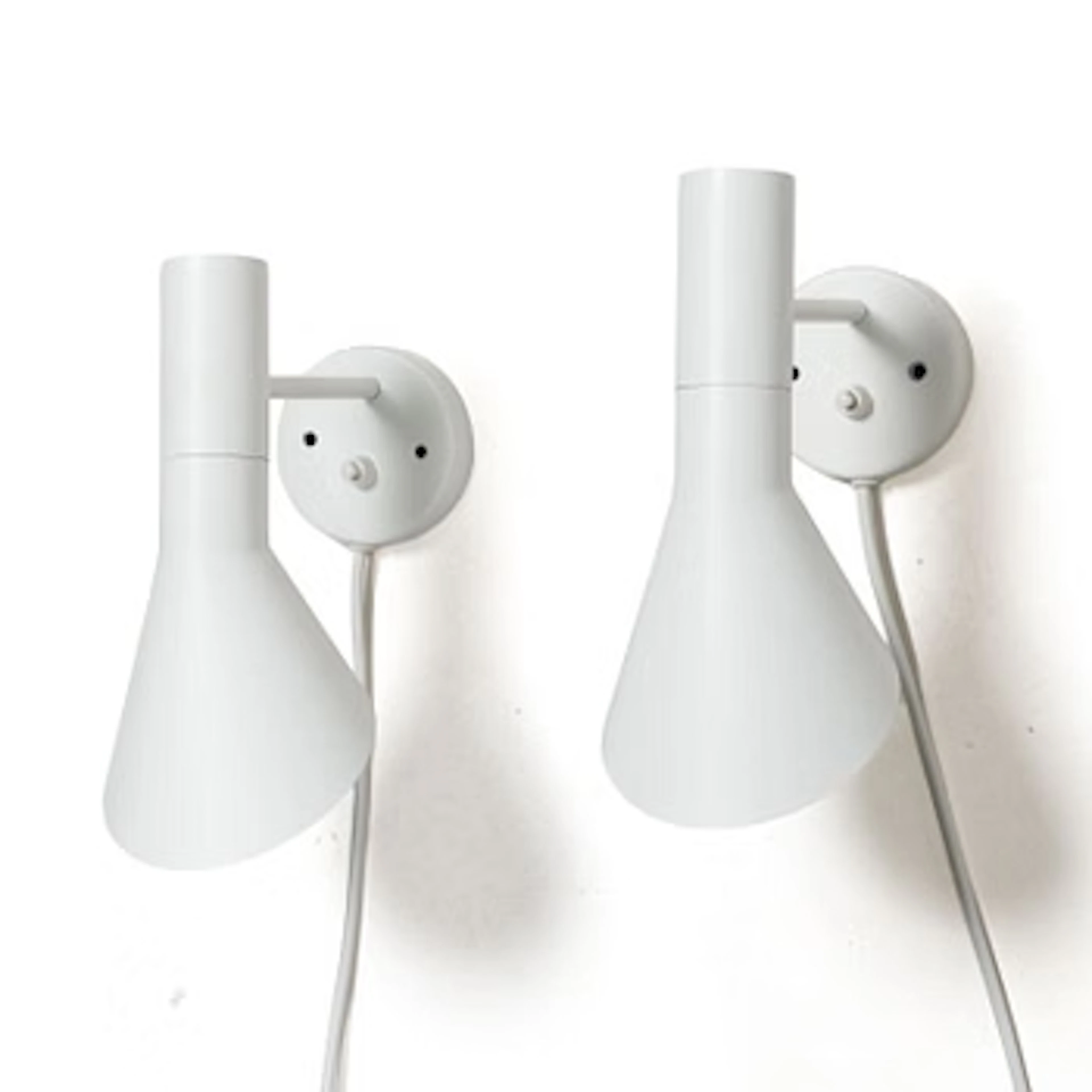 Arne Jacobsen, Wall lights/bedside lights, a pair, “AJ”, Louis Poulsen