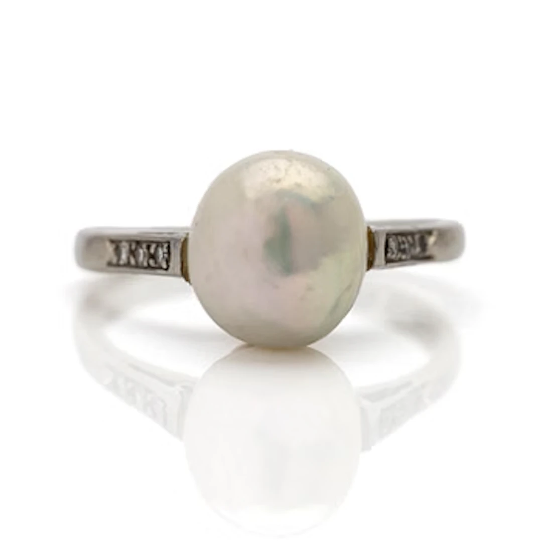 18K white gold ring with diamonds and pearl, CG Hallberg Stockholm 1949.