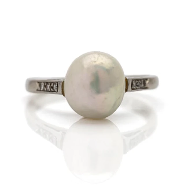 18K white gold ring with diamonds and pearl, CG Hallberg Stockholm 1949.