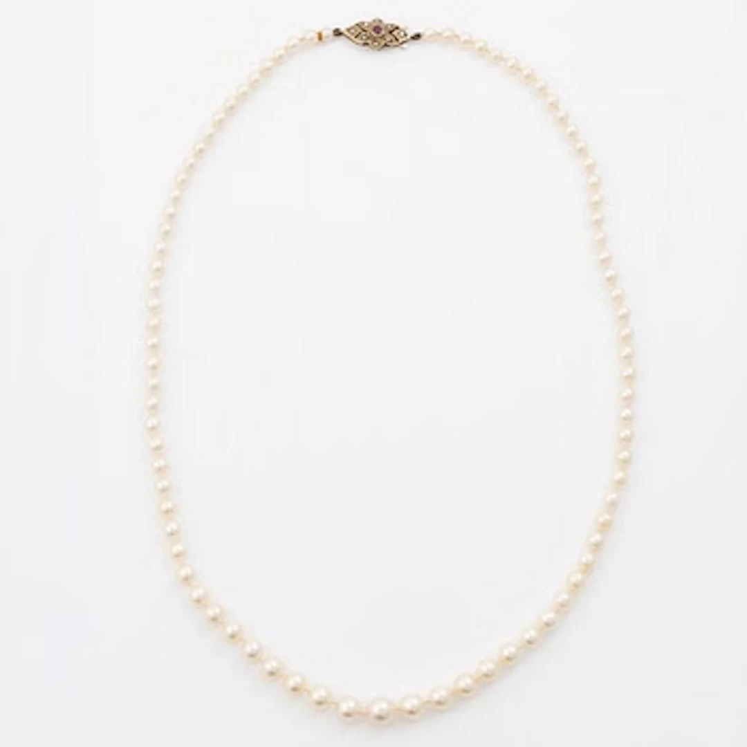 Necklace, with graduated cultured pearls, clasp in 9K gold with English