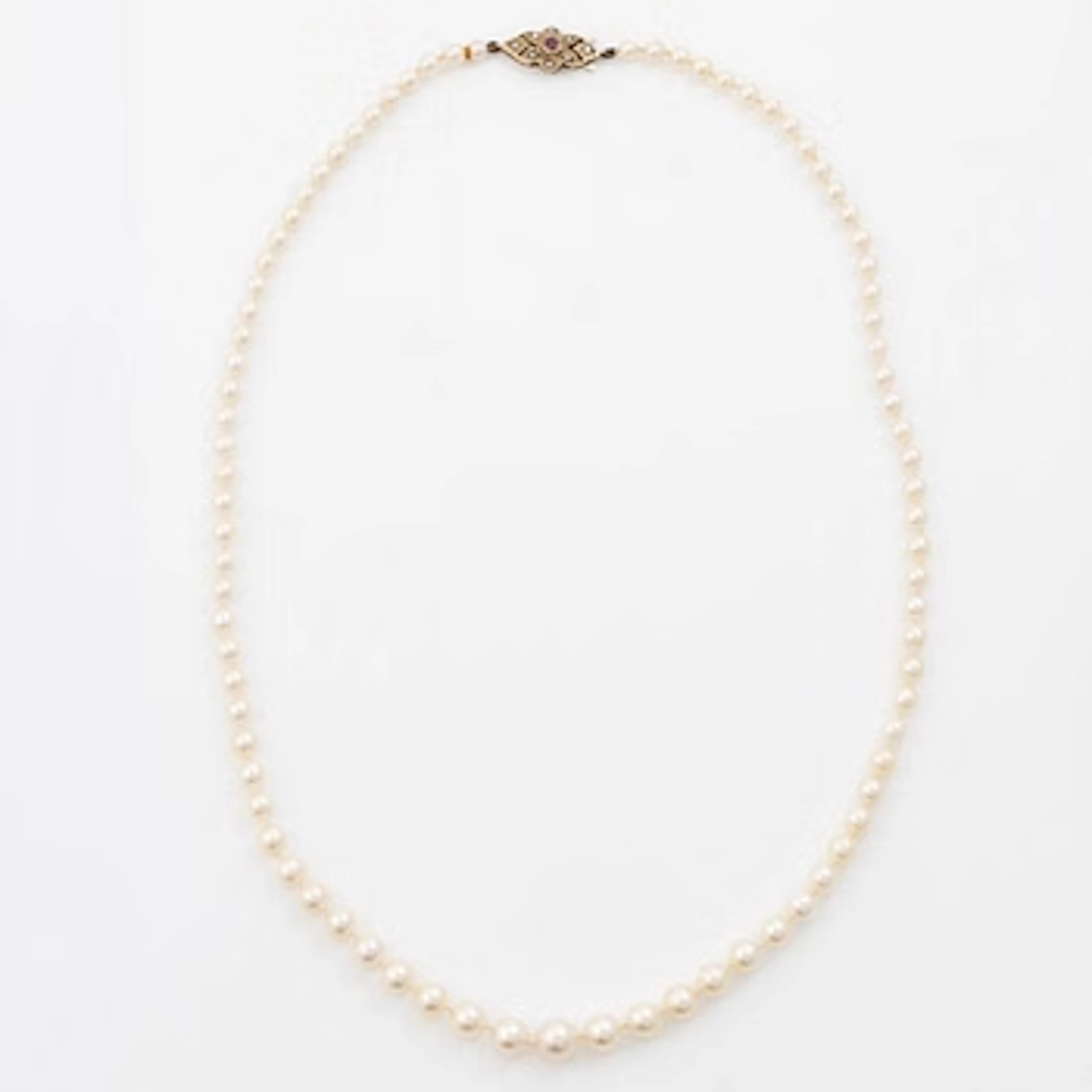Necklace, with graduated cultured pearls, clasp in 9K gold with English