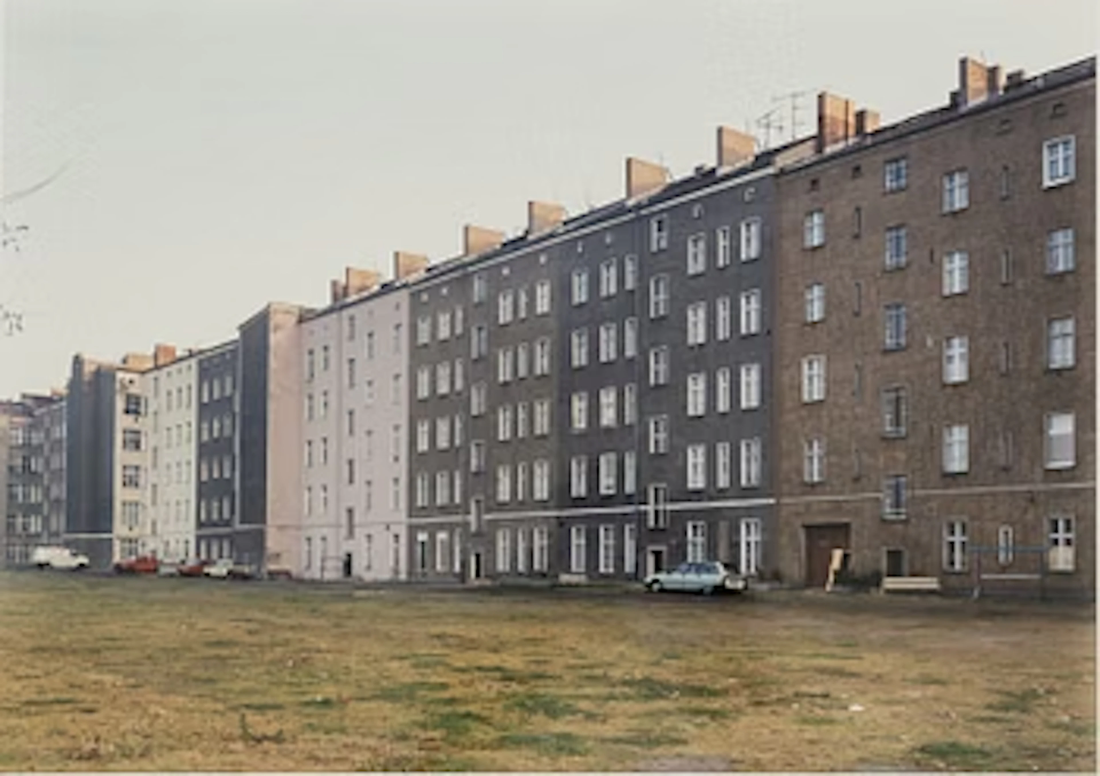 Thomas Struth, "Bernauerstrasse II Berlin" 1992/1996.