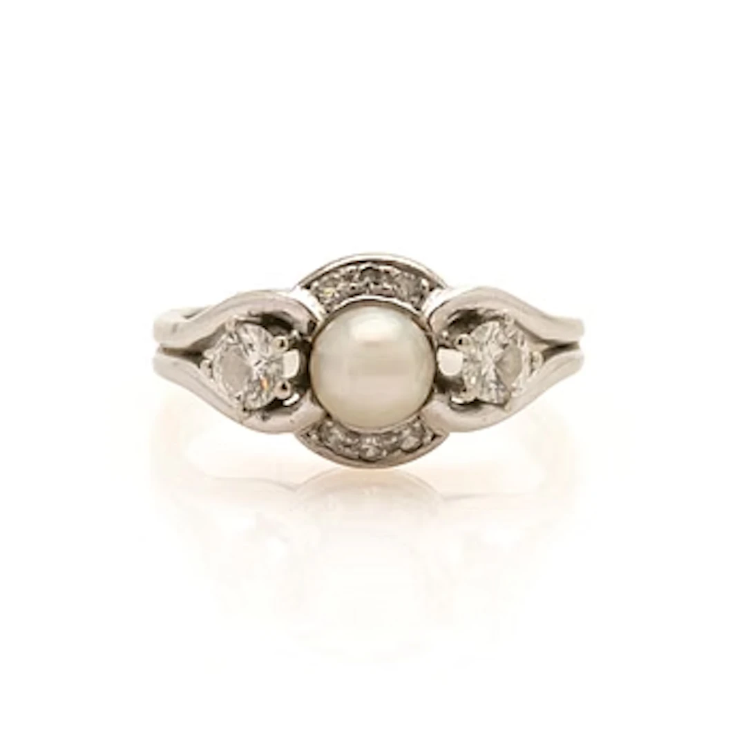 Ring, 18k gold, with pearl and brilliant-cut diamonds.