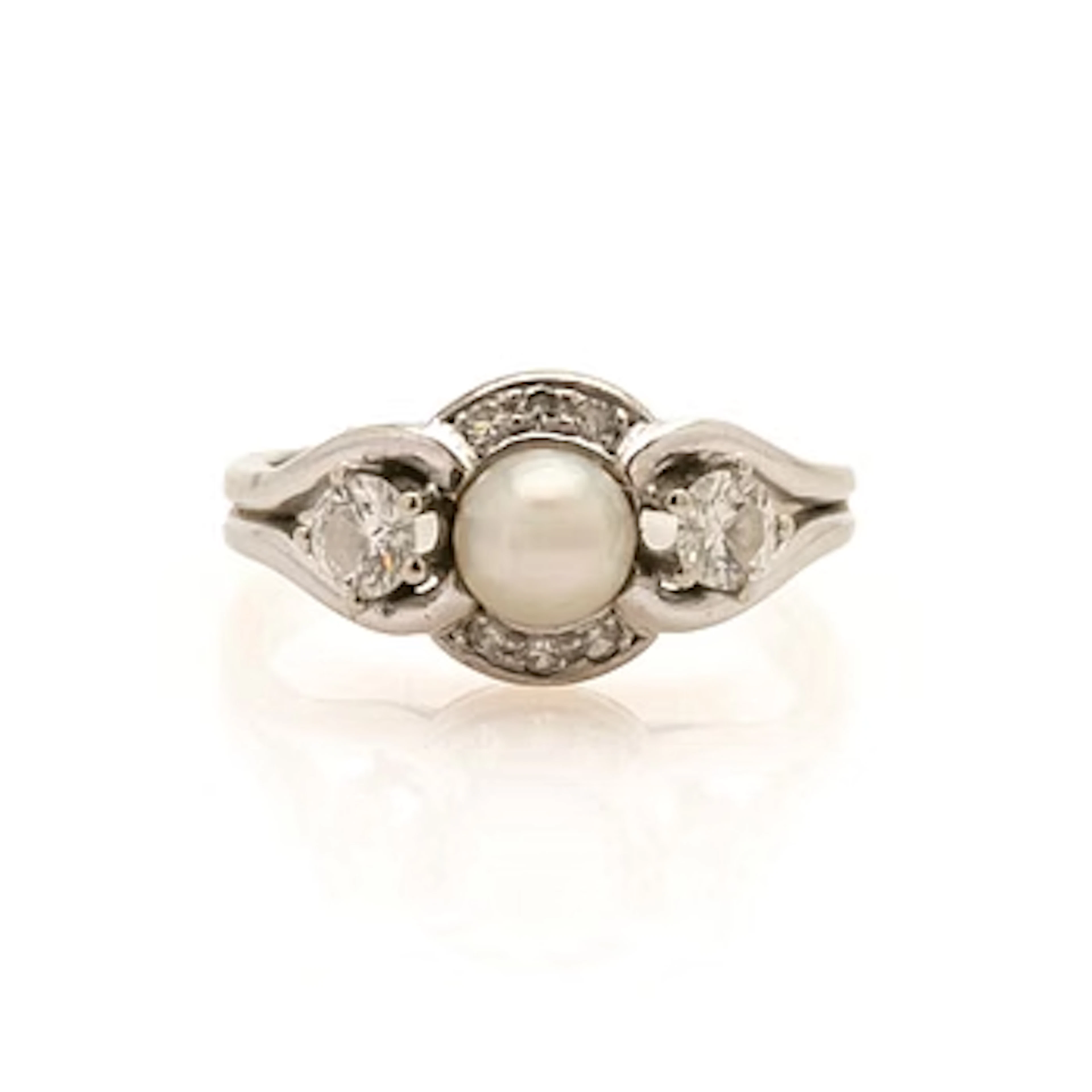 Ring, 18k gold, with pearl and brilliant-cut diamonds.