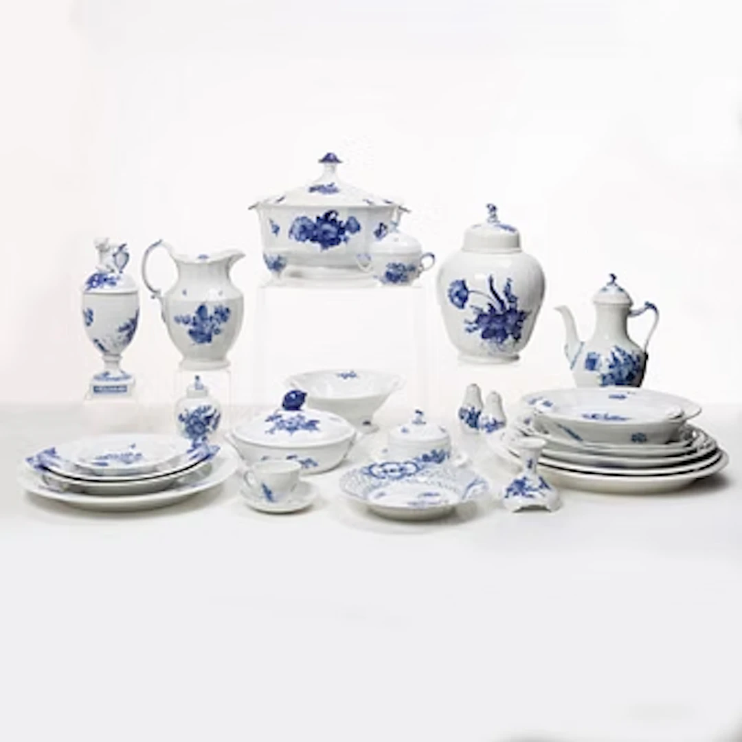 Royal Copenhagen, Dinner service, 77 pieces, Blå blomst.