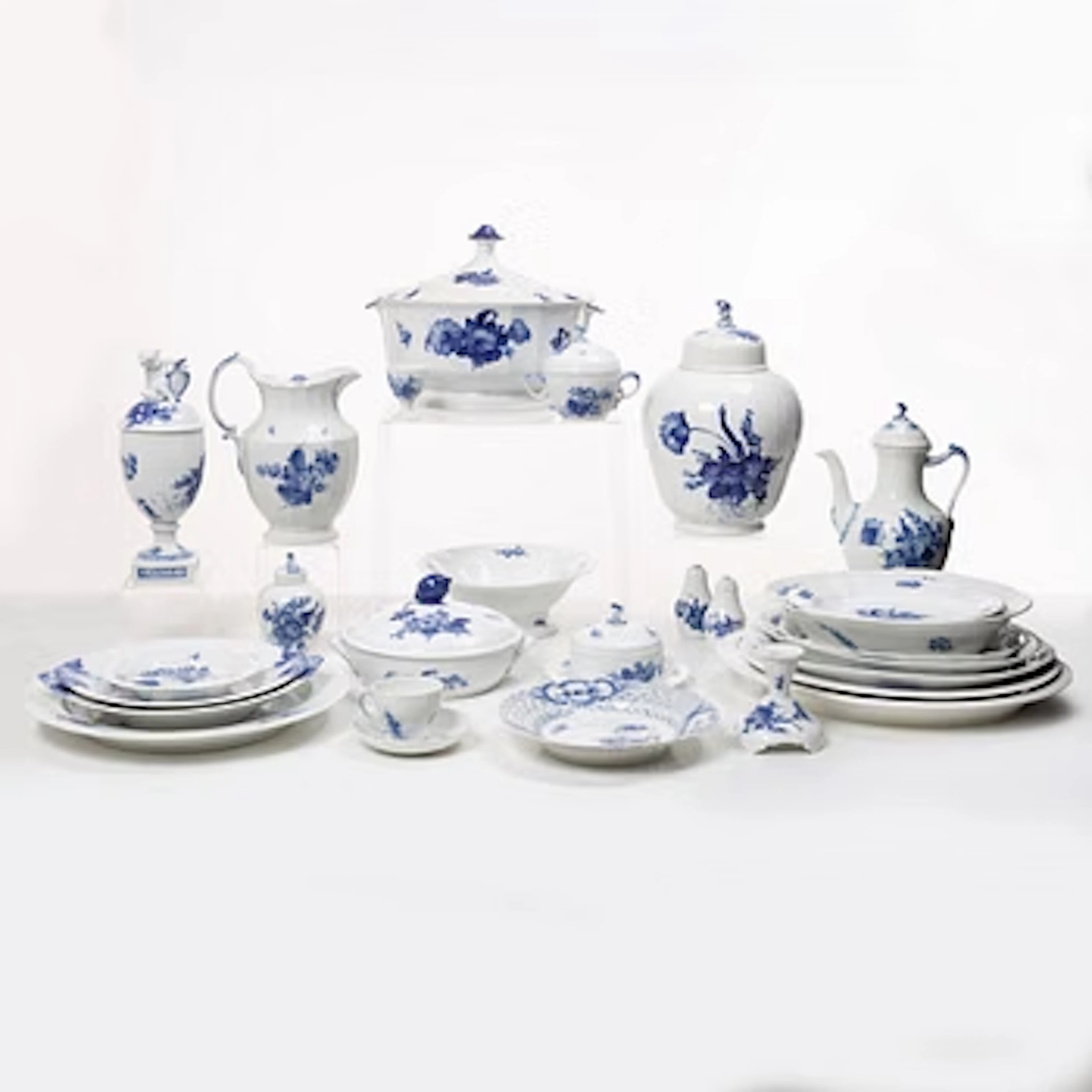 Royal Copenhagen, Dinner service, 77 pieces, Blå blomst.
