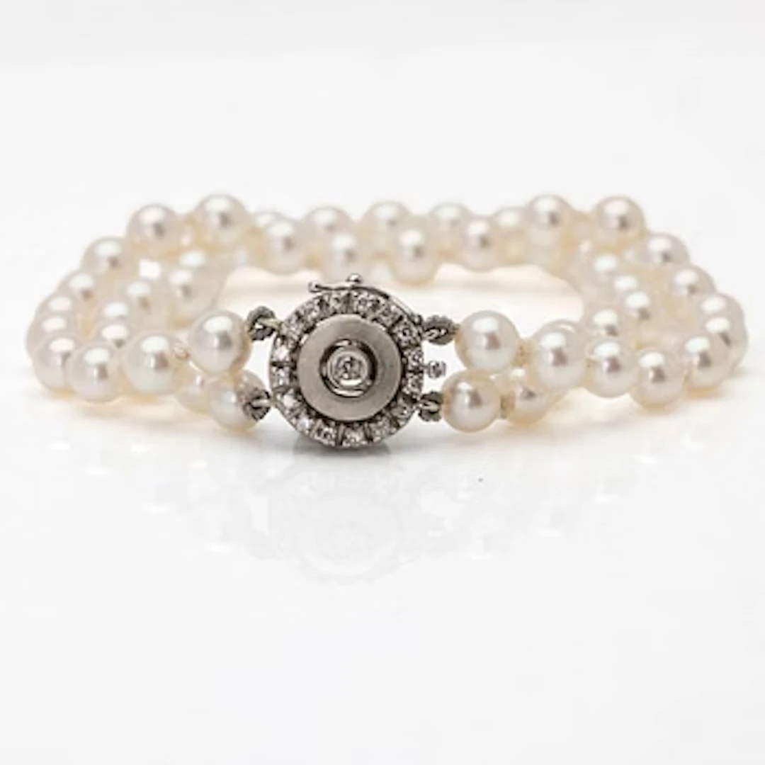 Cultured pearl bracelet in 18K white gold with diamonds.