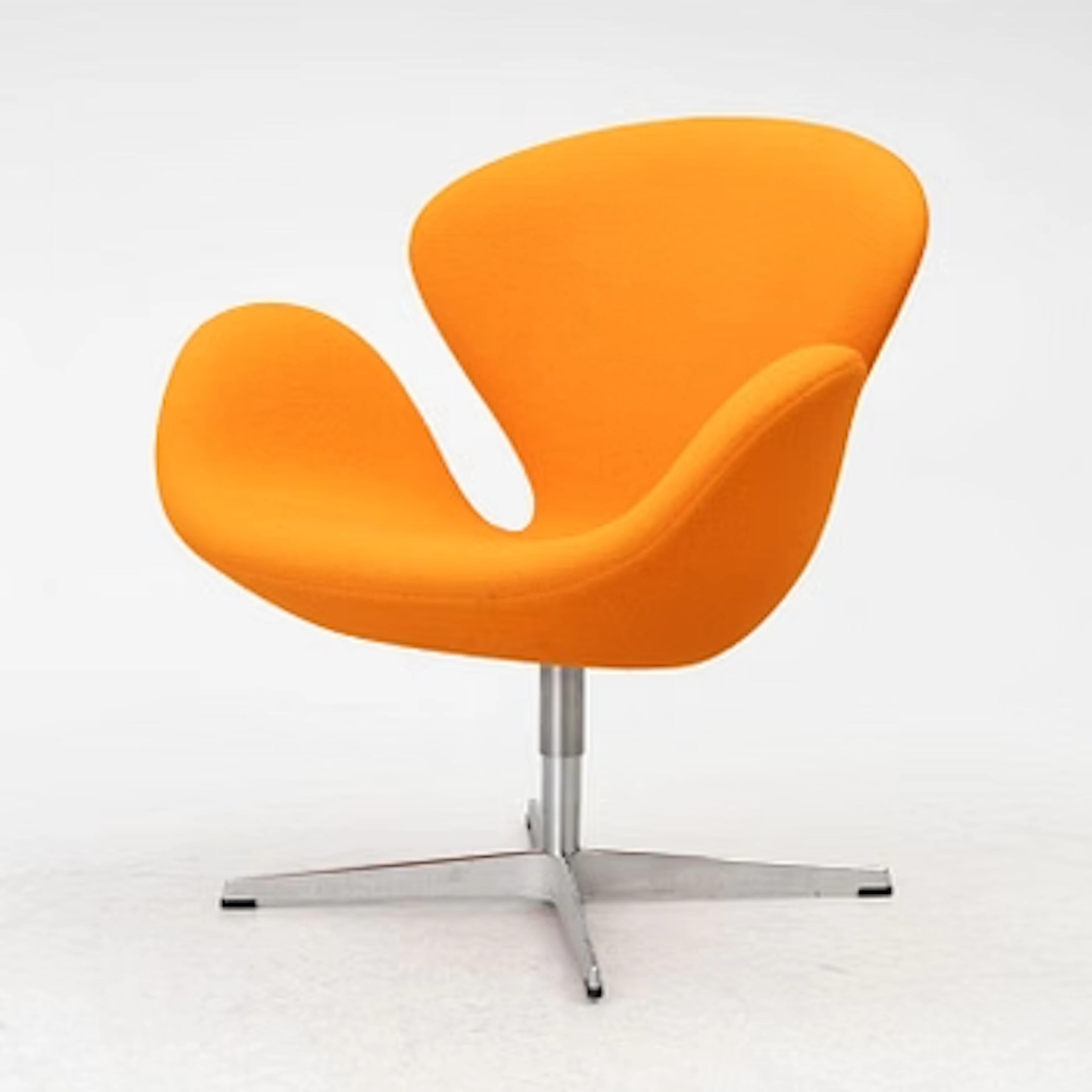 Arne Jacobsen, Armchair, “Swan”, Fritz Hansen, Denmark, 2000s.