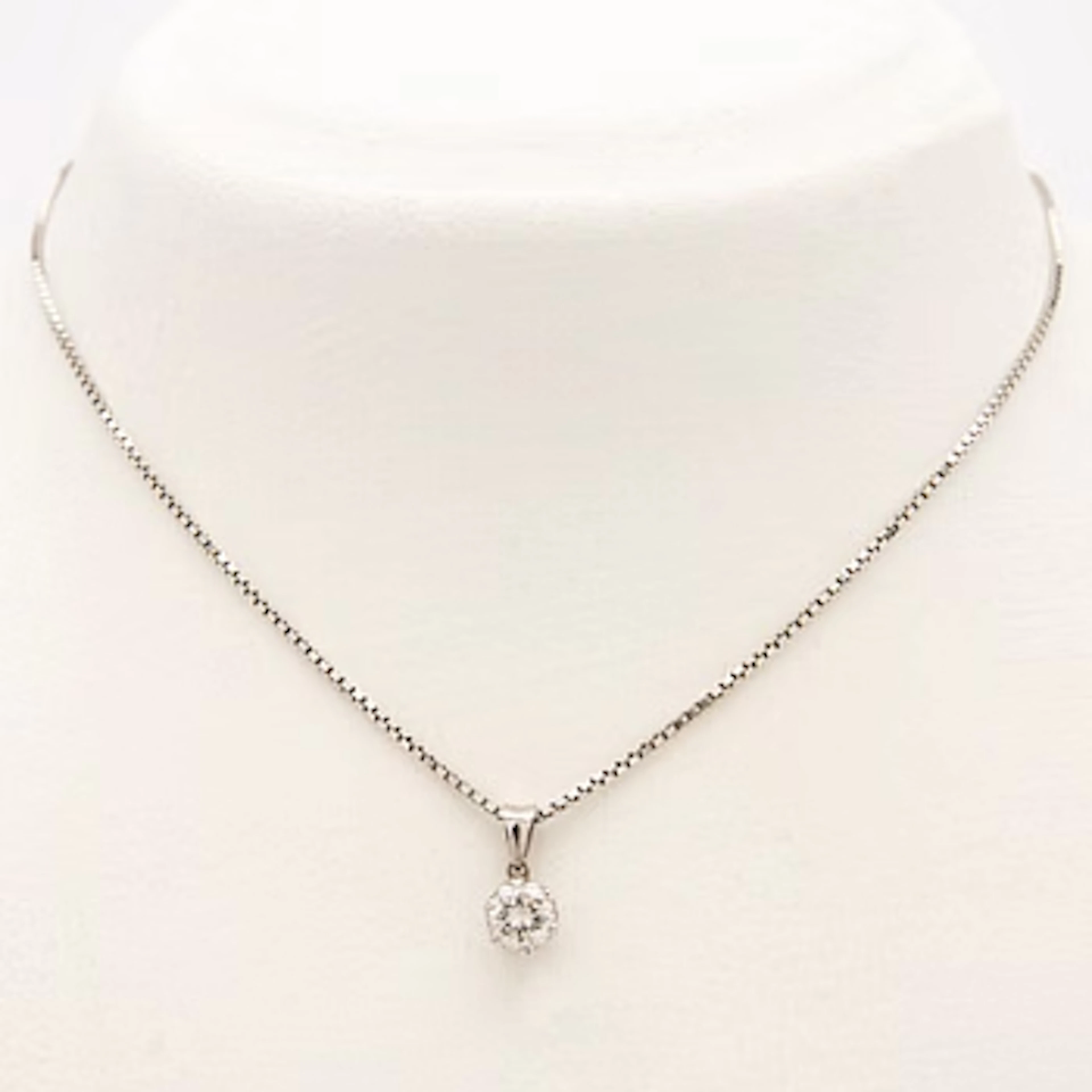 Necklace in 18K white gold with a round brilliant-cut diamond.