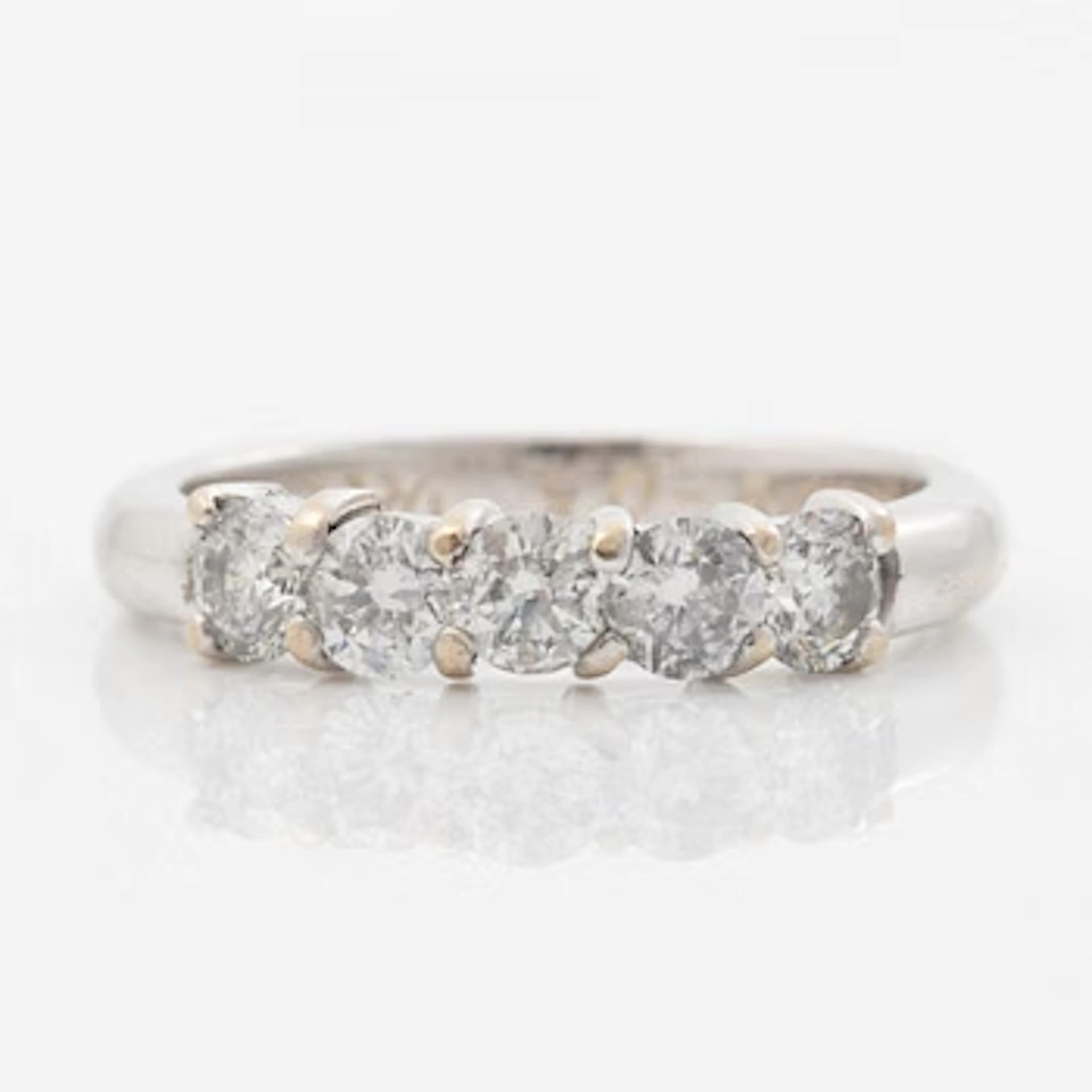 Ring in 18K white gold set with round brilliant-cut diamonds.