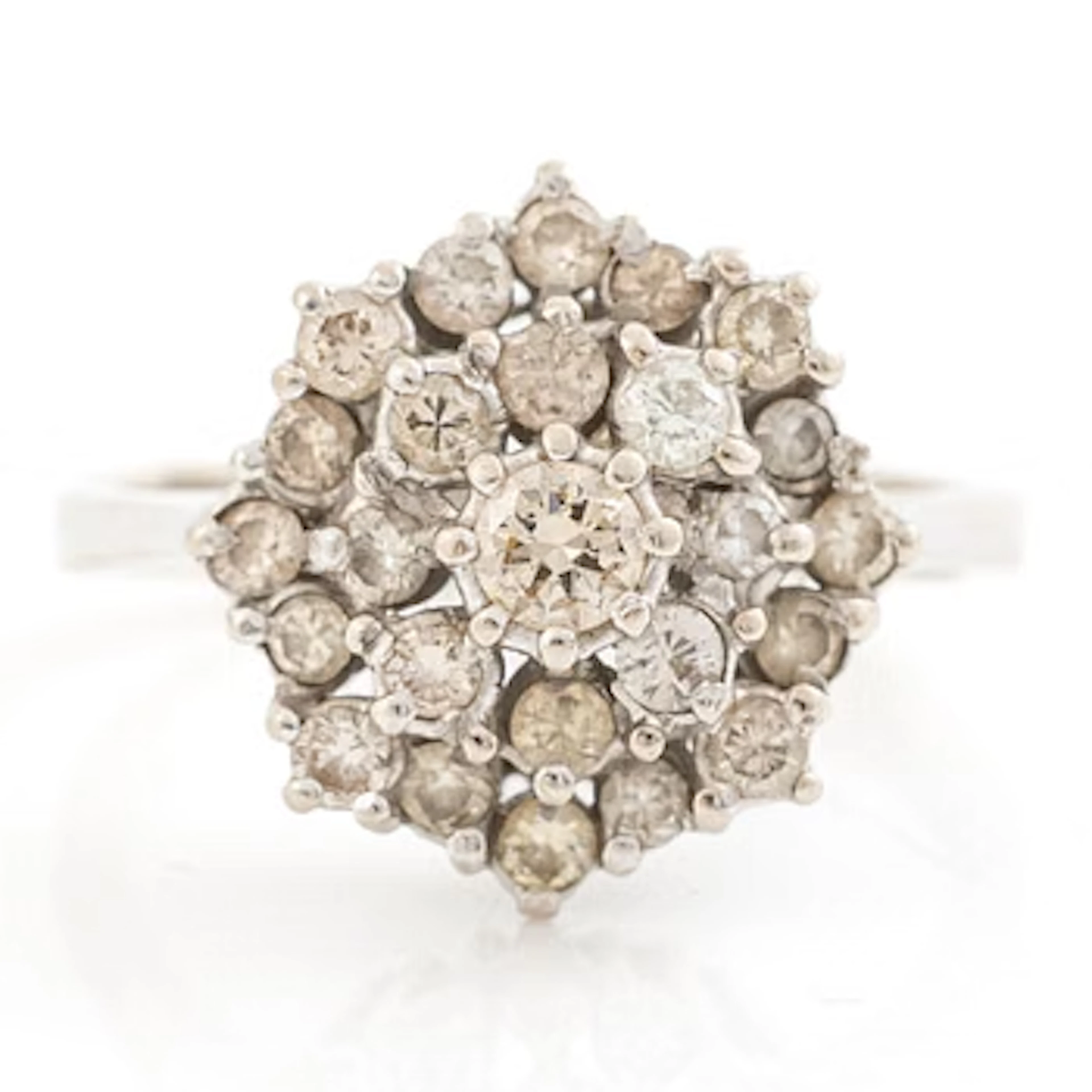 18K white gold ring with brilliant-cut diamonds.