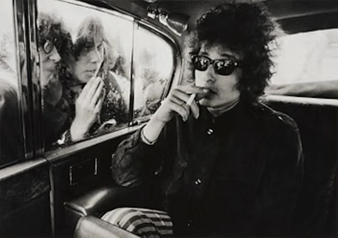 Berry Feinstein, “Bob Dylan, Fans Looking in Limo, London”, 1996.
