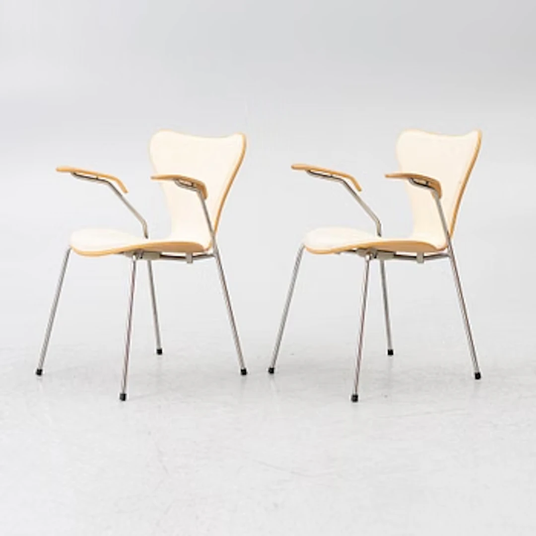 Arne Jacobsen, Armchairs, a pair, “The Seven”, Fritz Hansen, Denmark.