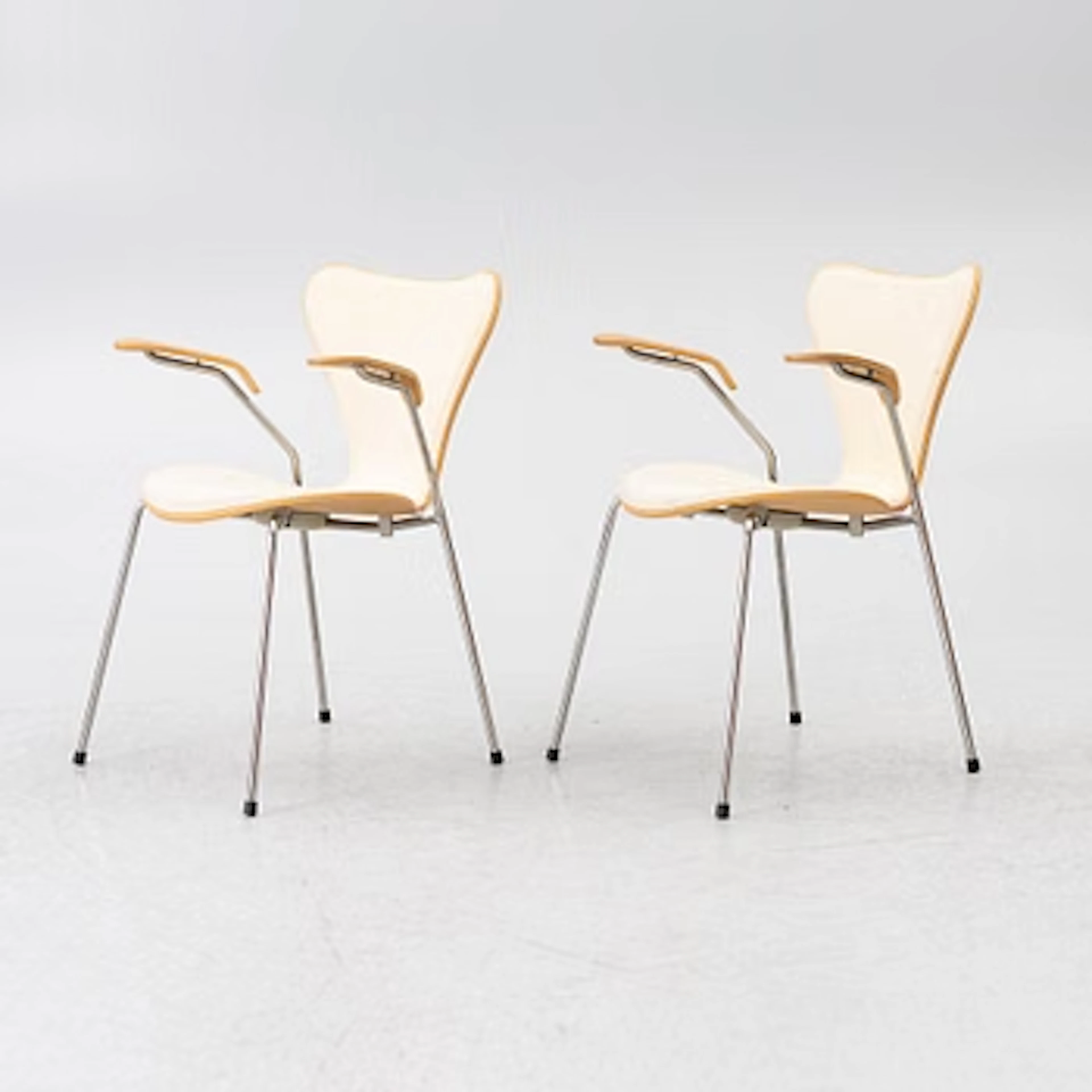 Arne Jacobsen, Armchairs, a pair, “The Seven”, Fritz Hansen, Denmark.