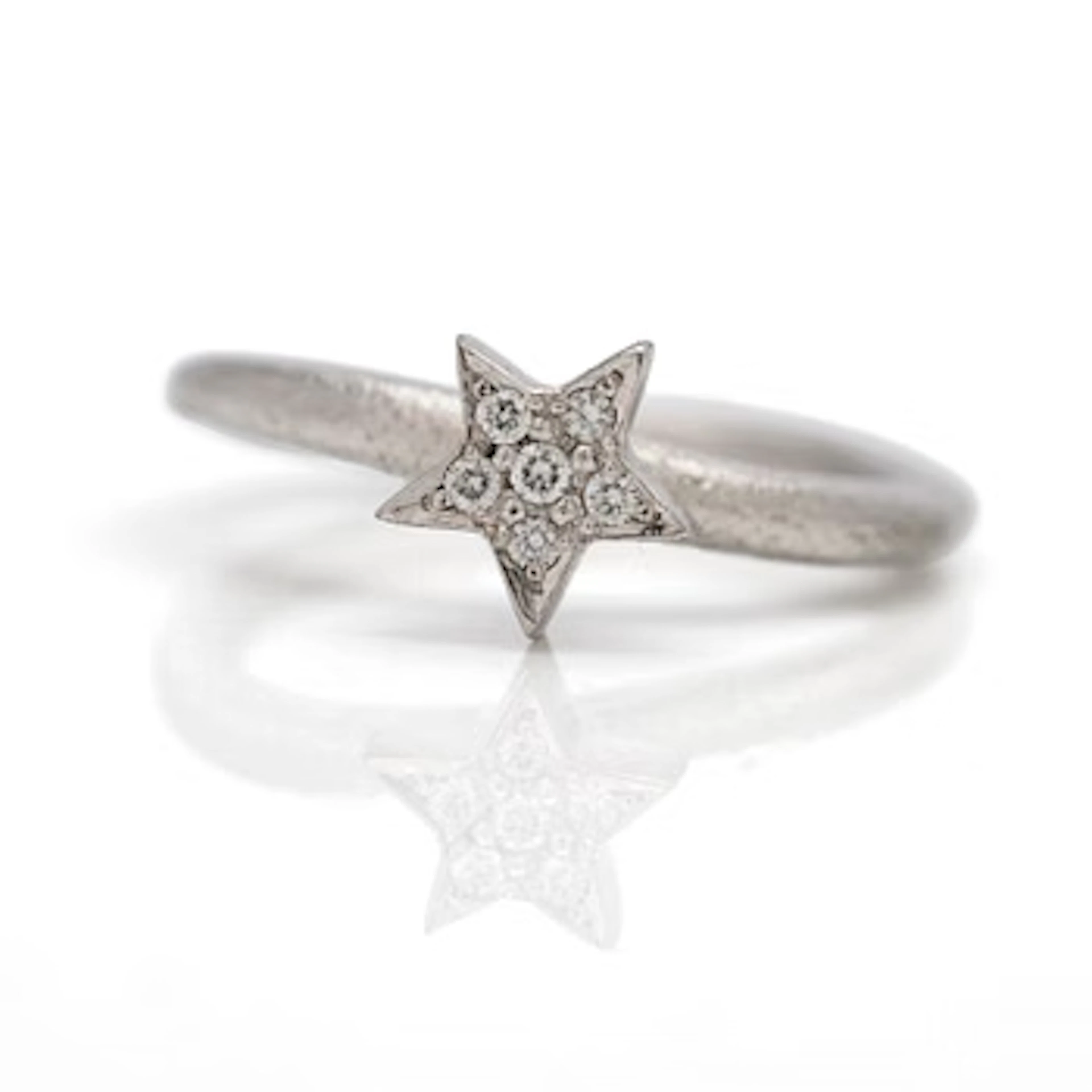 Ole Lynggaard, Ring, “Love”, 18K white gold with brilliant-cut diamonds