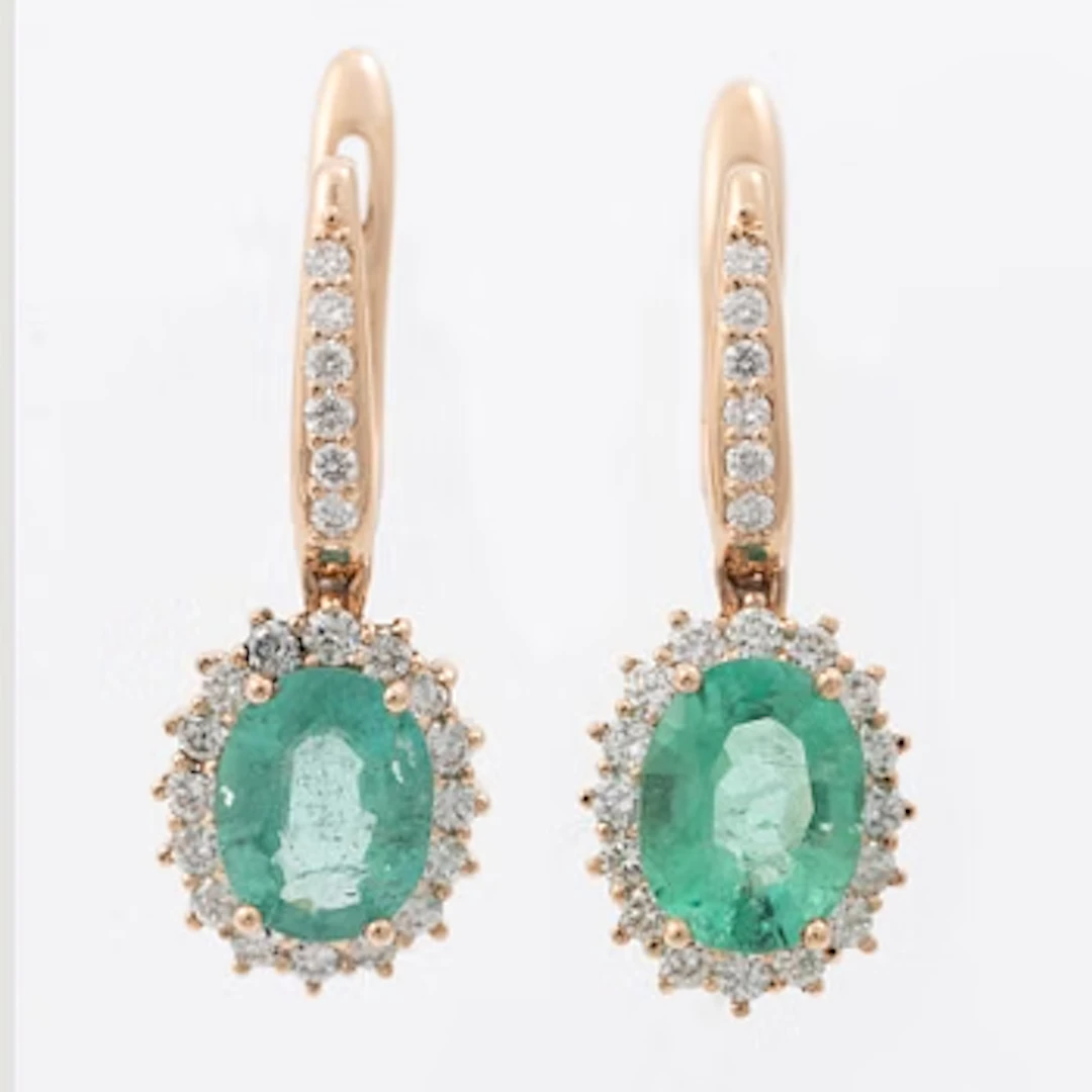 Earrings in 18K rose gold with emeralds and brilliant-cut diamonds.