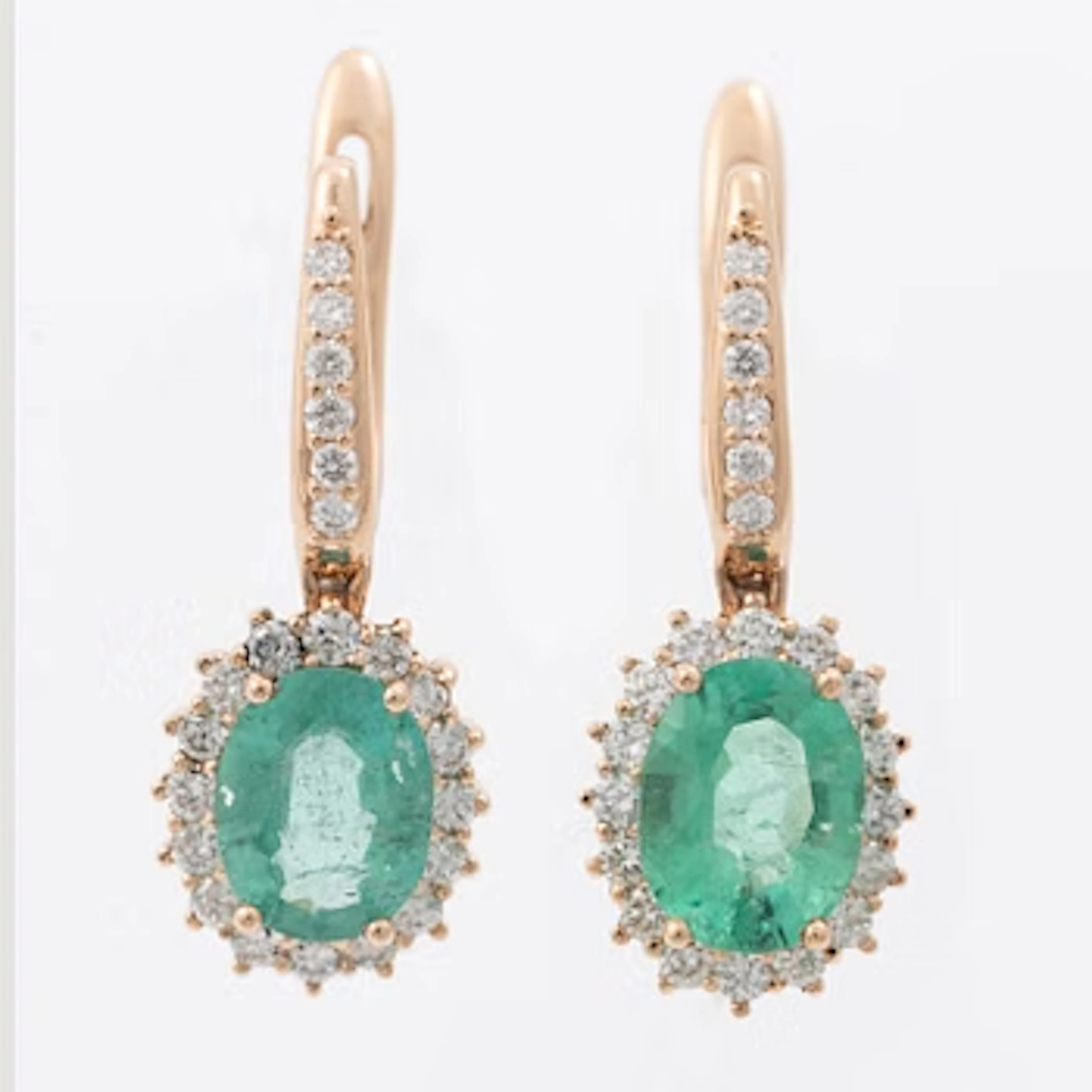 Earrings in 18K rose gold with emeralds and brilliant-cut diamonds.