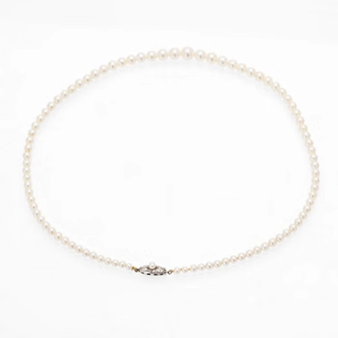 Necklace of graduated cultured pearls with a silver clasp.