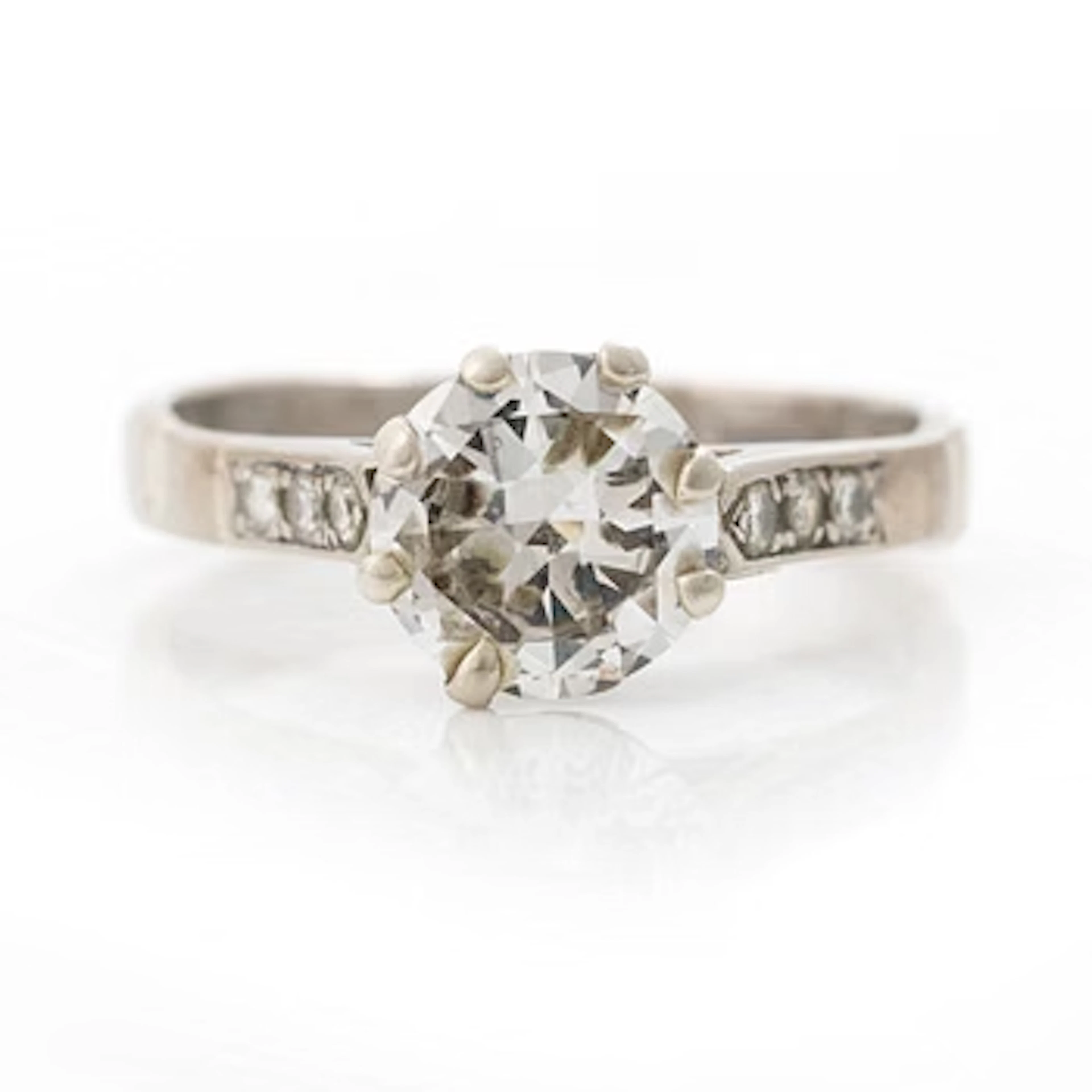 Ring in 18K white gold set with a brilliant-cut diamond.