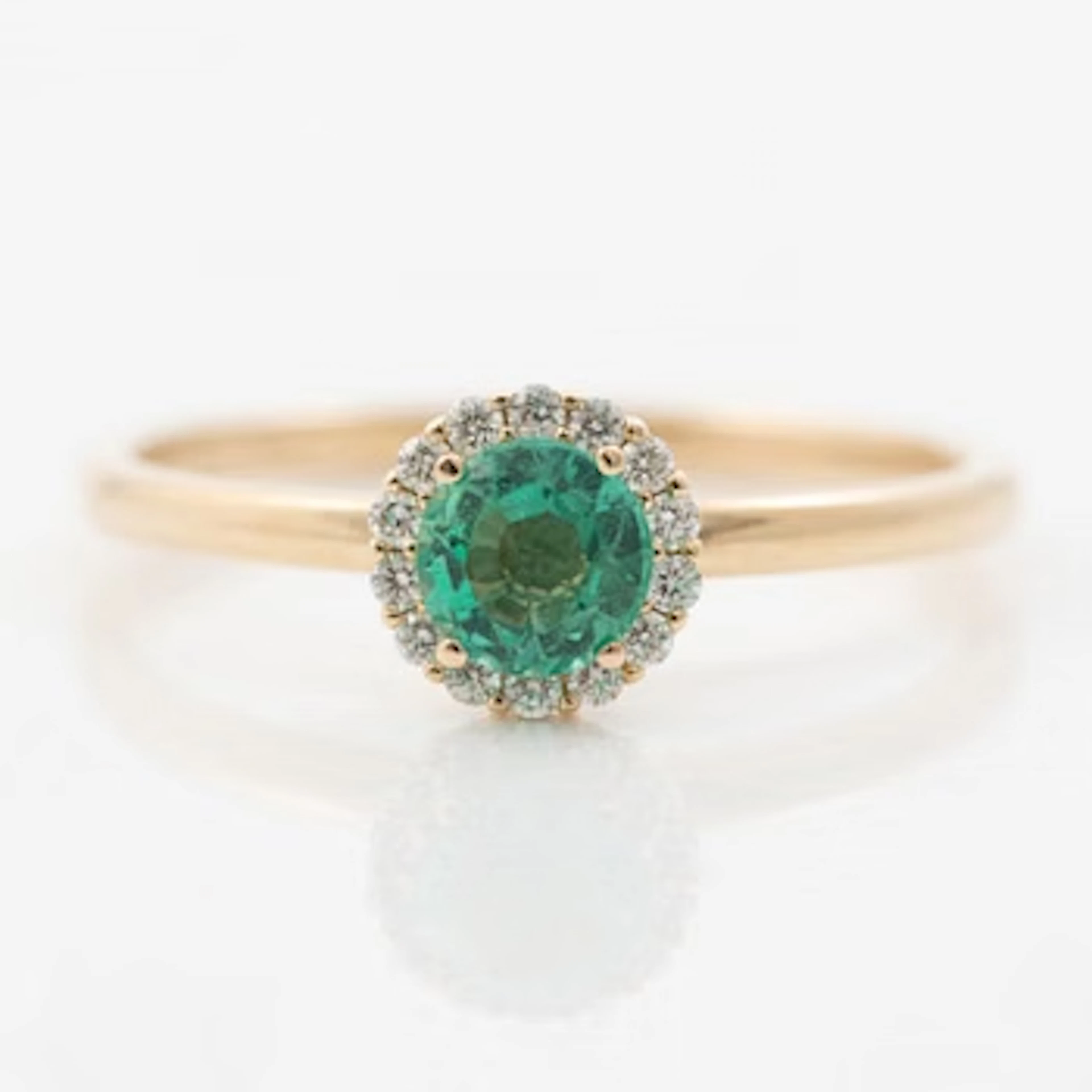 Ring in 14K gold with an emerald and small brilliant-cut diamonds.
