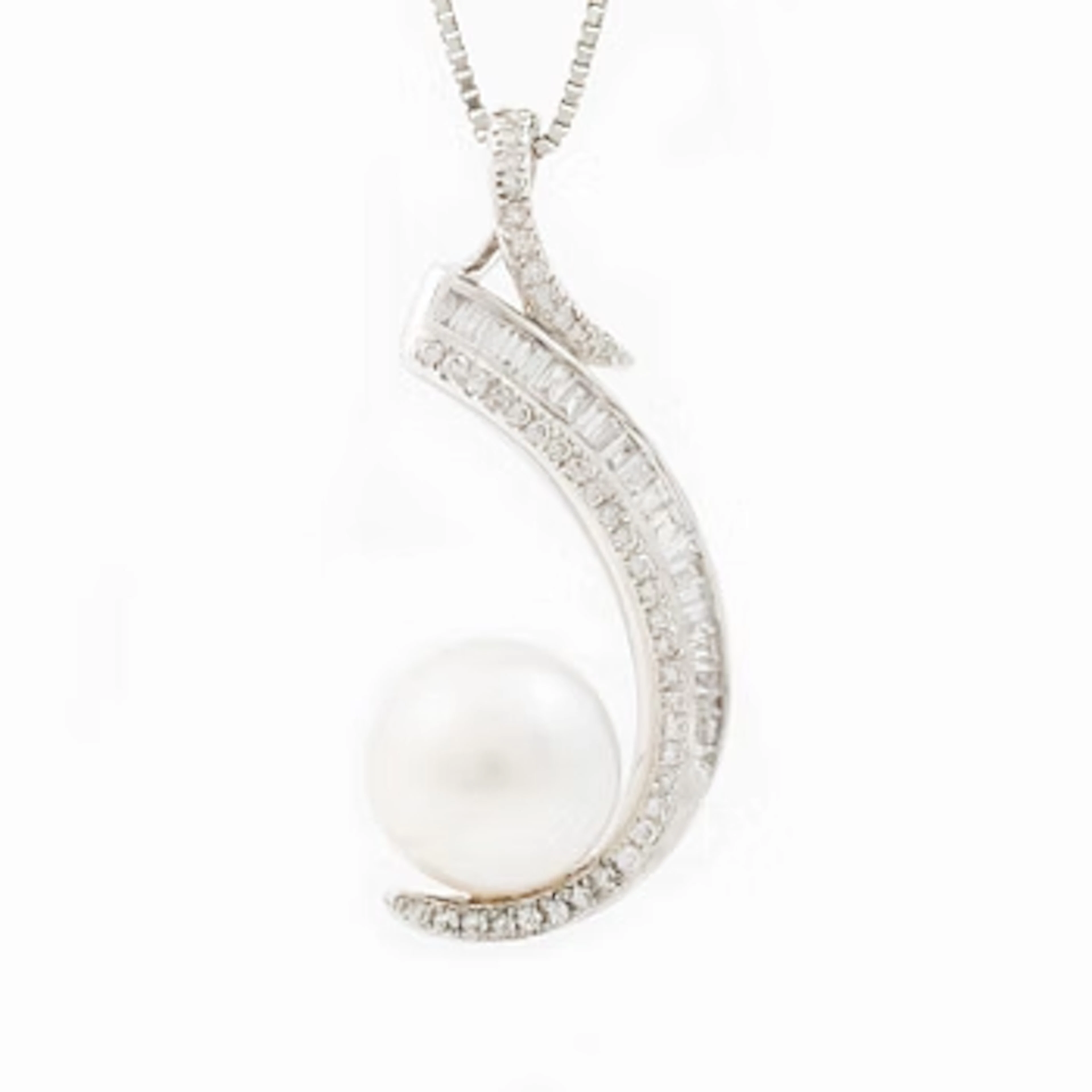 Pendant, 18K white gold with a cultured pearl and baguette and brilliant-cut