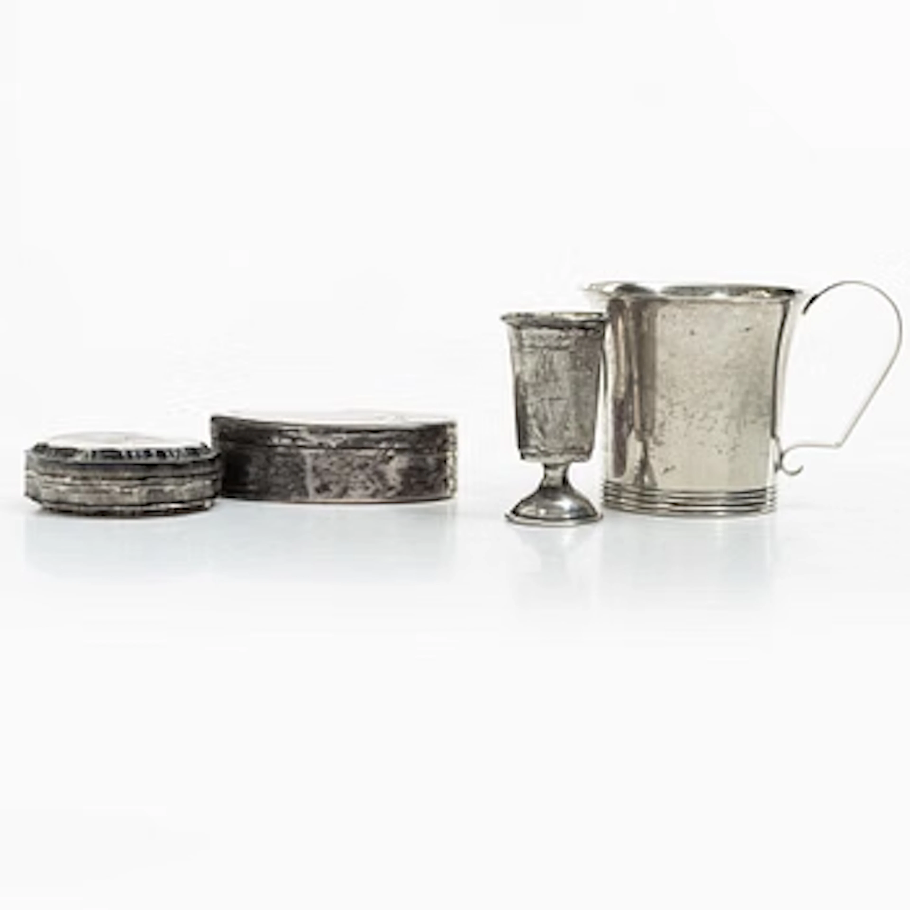 Two boxes, a beaker and a cup, silver.
