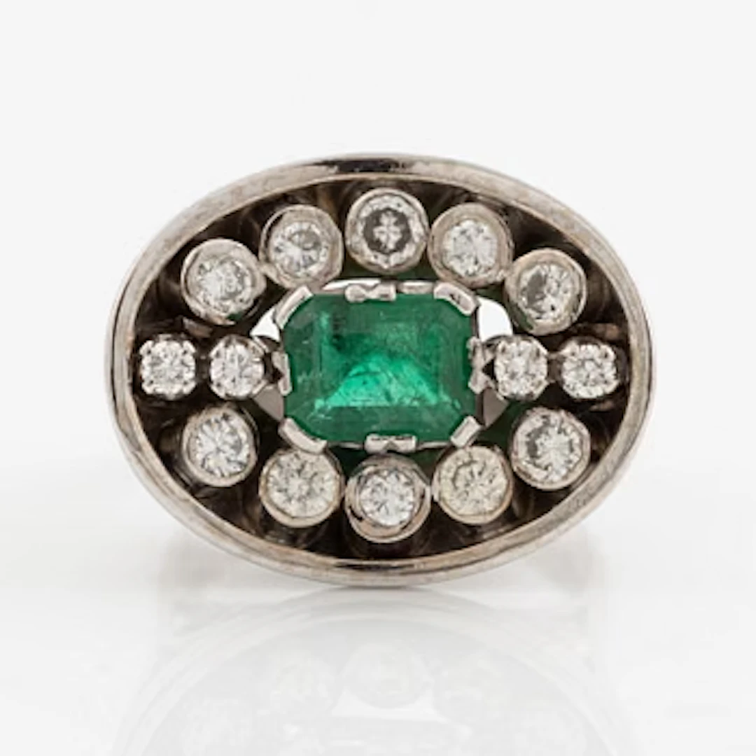 Ring, 18K white gold with an emerald-cut emerald and brilliant-cut diamonds.