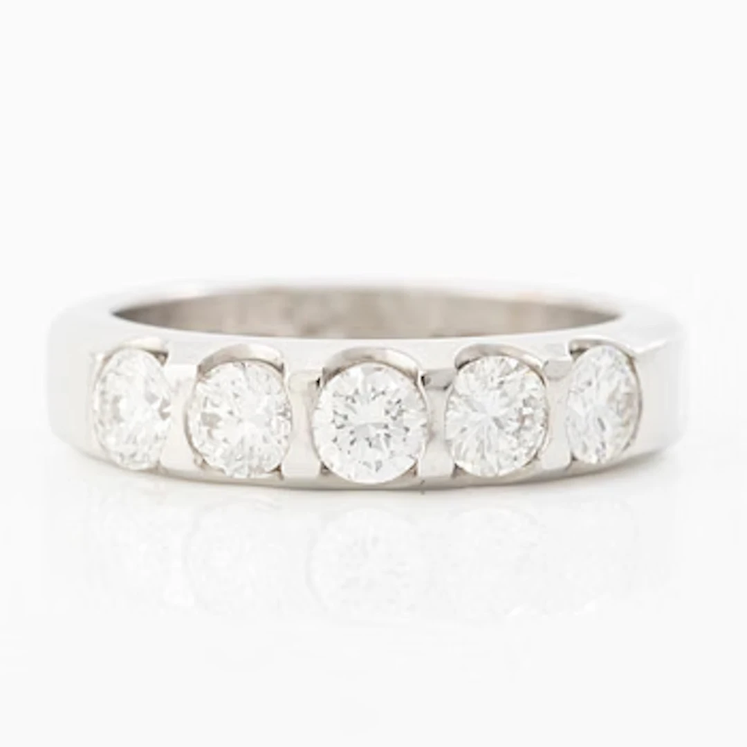 Half eternity ring in 14K white gold set with brilliant-cut diamonds.
