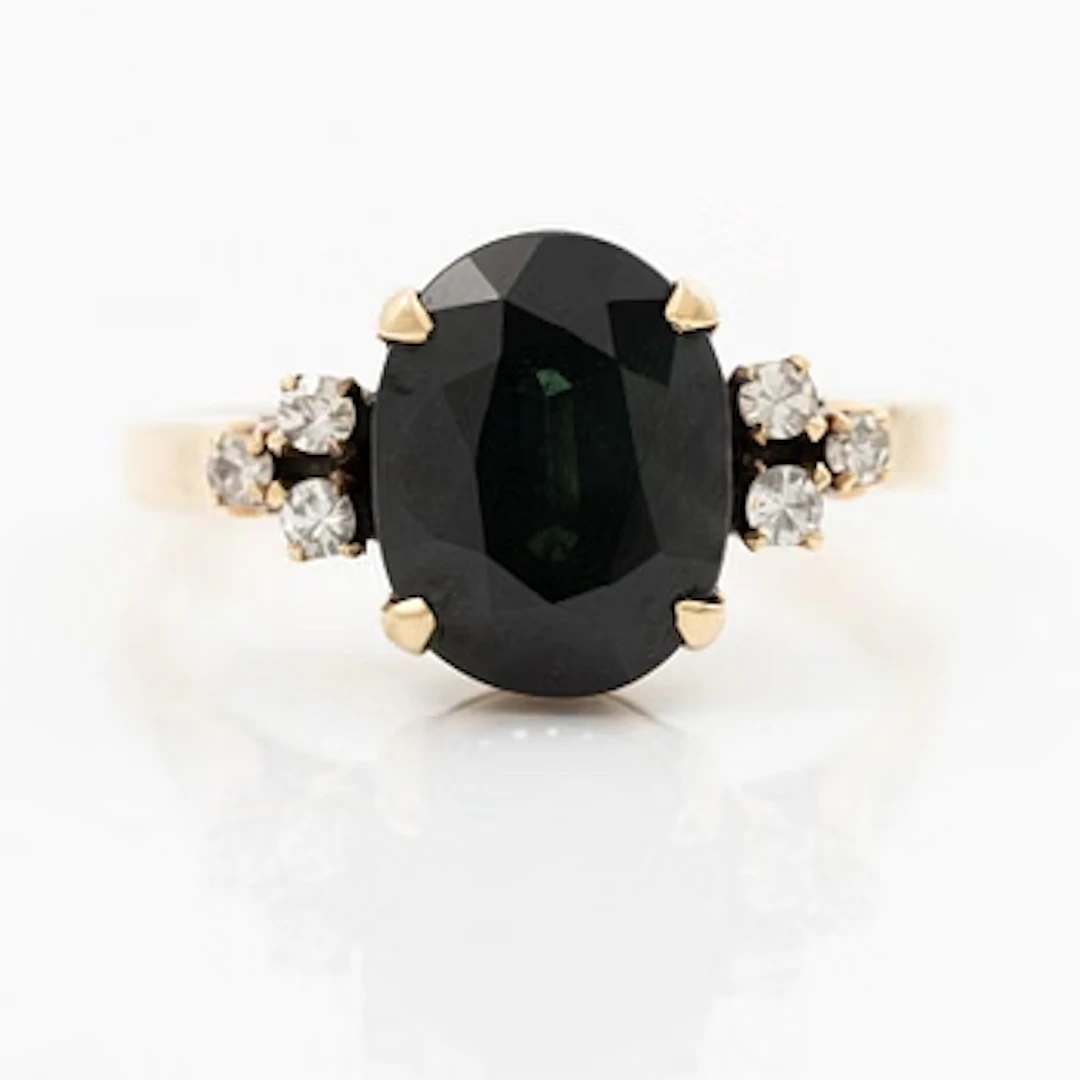 A sapphire and single cut diamond ring. Sapphiore circa 3,30 cts.