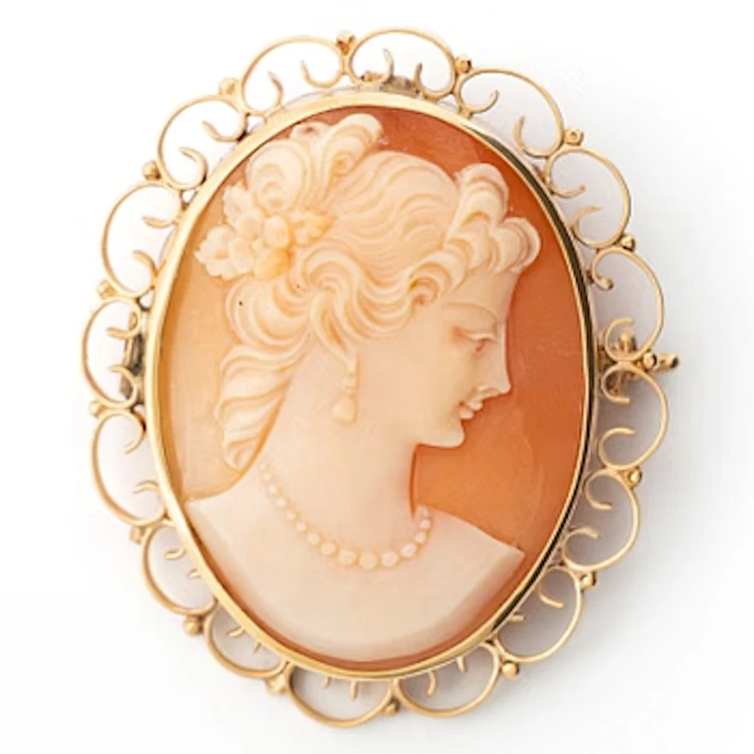 Brooch/pendant in 18K gold with a shell cameo, 1950s.