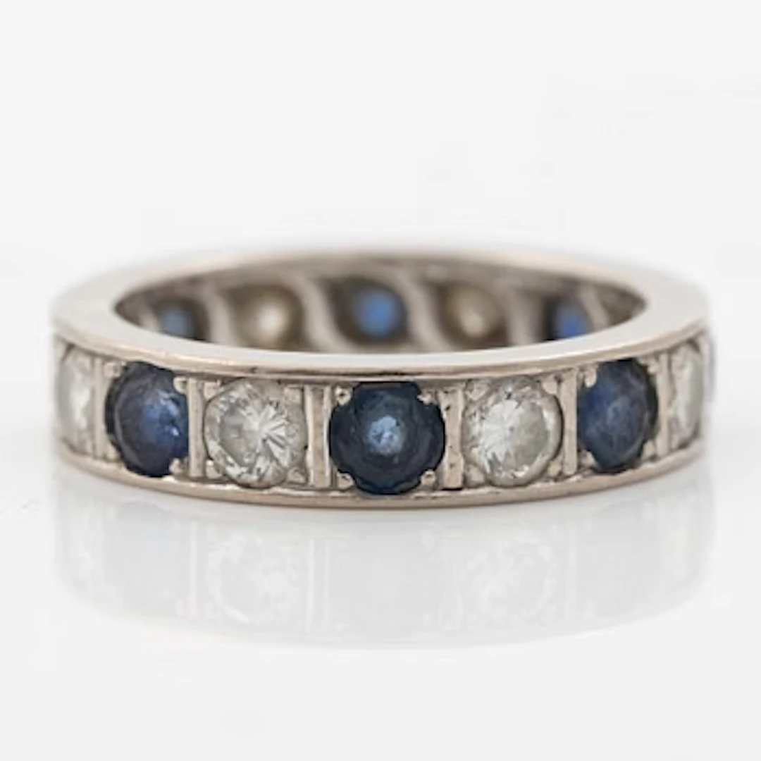 Ring, 18K white gold with sapphires and brilliant-cut diamonds.