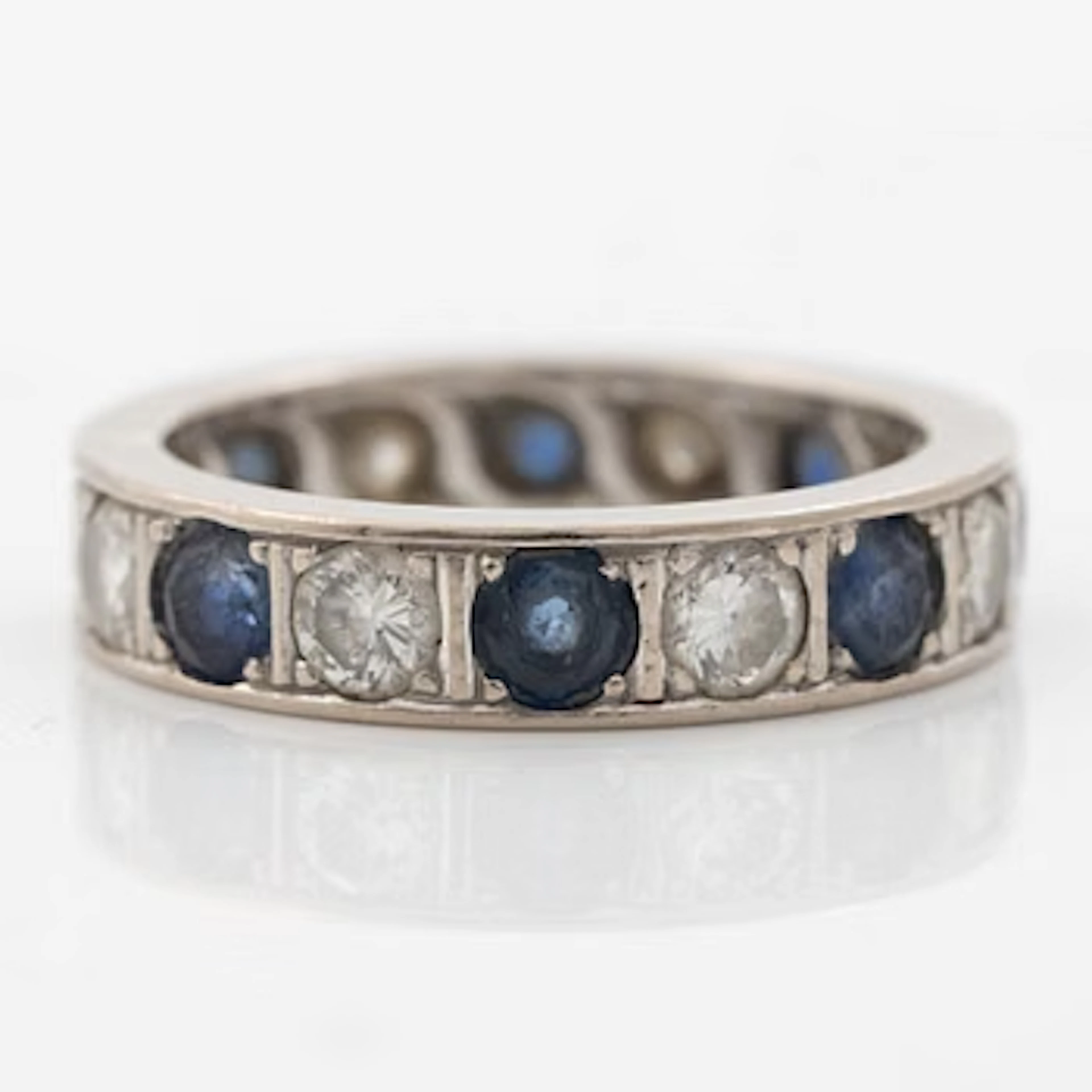 Ring, 18K white gold with sapphires and brilliant-cut diamonds.