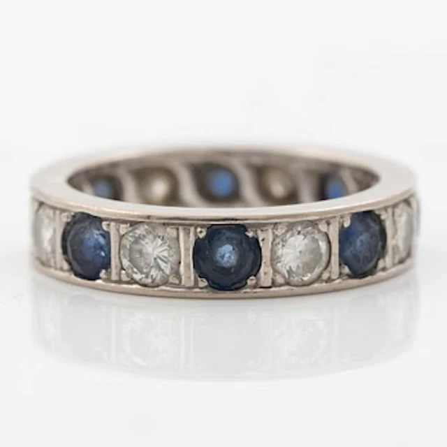 Ring, 18K white gold with sapphires and brilliant-cut diamonds.