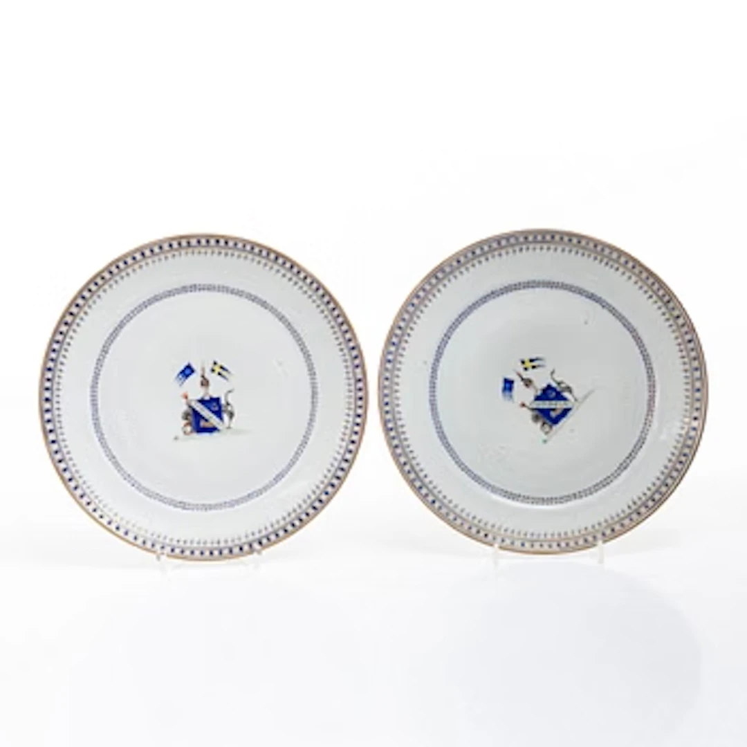 A pair of Chinese enamelled armorial dinner plates, Qing dynasty