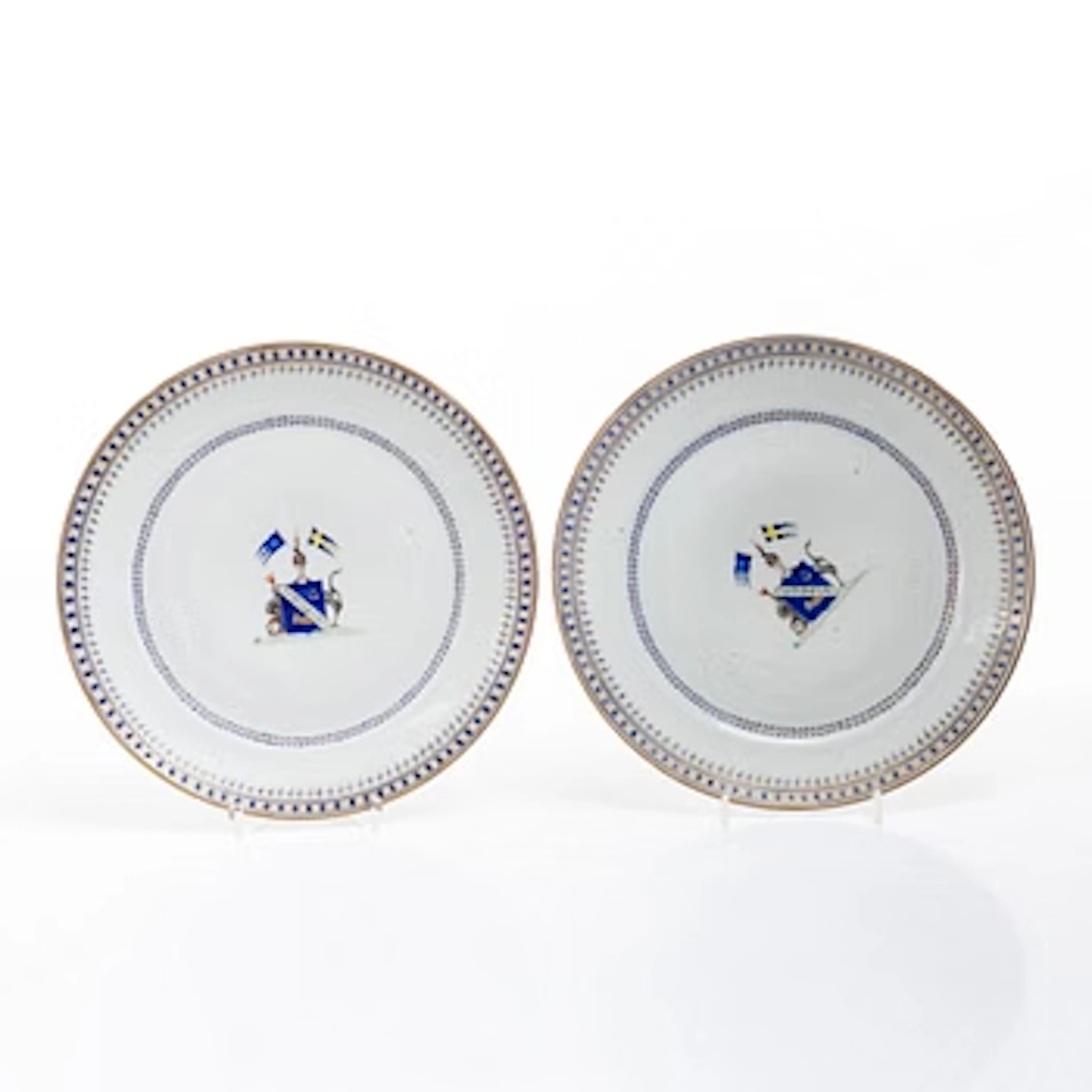 A pair of Chinese enamelled armorial dinner plates, Qing dynasty
