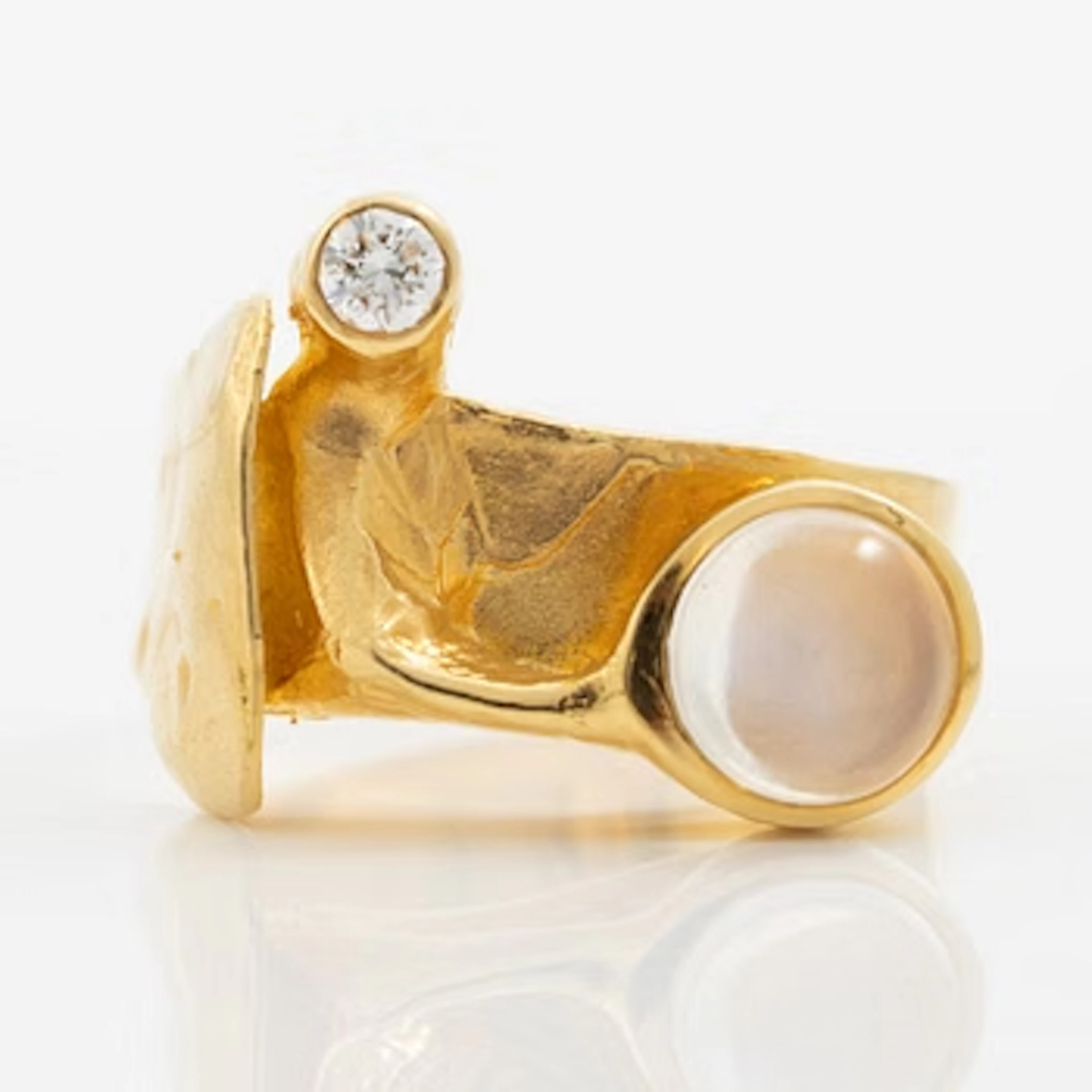 Ring in 18K gold with a moonstone and a round brilliant-cut diamond.