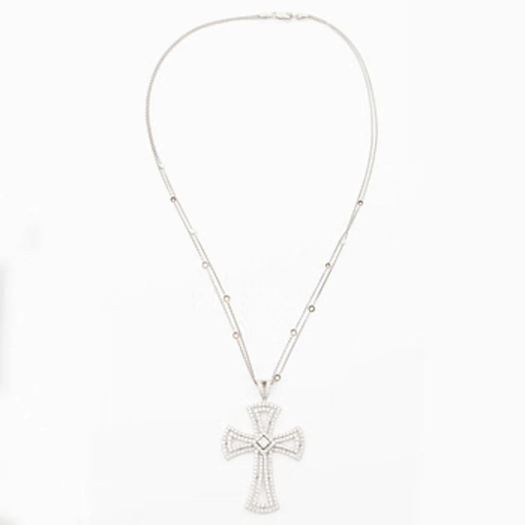 Cross pendant in white gold with princess-cut and brilliant-cut diamonds.