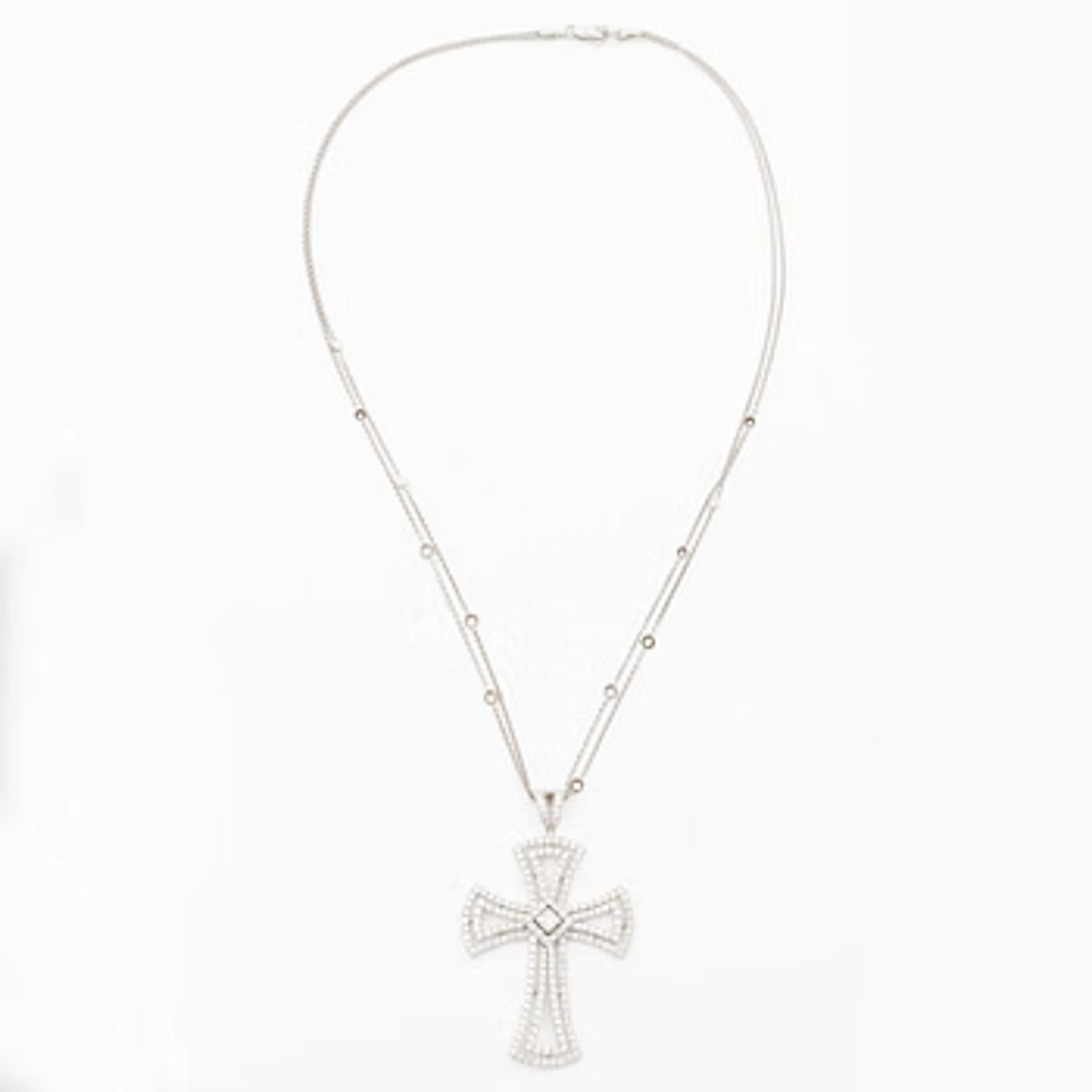 Cross pendant in white gold with princess-cut and brilliant-cut diamonds.